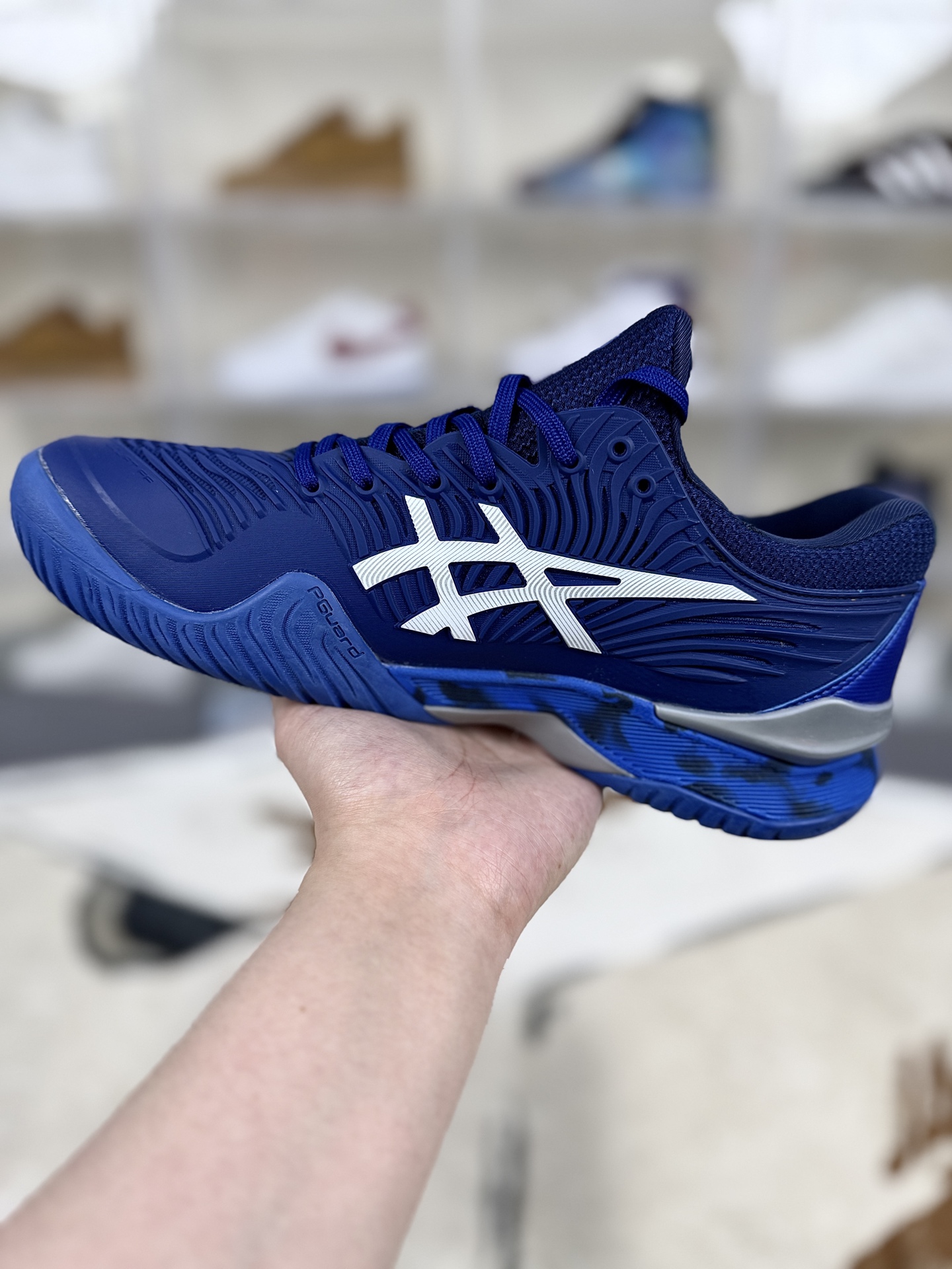 本地170 
▪️Y版纯原
Asics Court FF 2 Novak 稳定支撑防滑耐磨透气 低帮 网球鞋 男女款 蓝白
▪️尺码：36-46（36 37 37.5 38 39 39.5 40 40.5 41.5 42 42.5 43.5 44 44.5 45 46）
▪️货号：1041A089-403
▪️Asics Court FF2网球鞋是一款性能卓越的专业网球鞋。采用了FlyteFoam中底，内置有机纤维，能够提供稳定的回弹，耐磨性更好。Trusstic系统增强了移动时的舒适性与稳定性。Twistruss科技则通过减轻鞋底重量以及增强内部扭转能力，提升了鞋子的灵活度。鞋面采用了PU支撑裁片，并设计了不规则波浪纹路，既保证了舒适性、移动灵活性，又提供了支撑性和稳定性。袜套式鞋口设计，包裹性更好，运动中移动更敏捷。鞋子内侧的大型树脂补强步结构，具有良好的耐久性，能有效减少鞋侧面与地面的摩擦。前后脚配置Gel缓冲系统，增加了舒适性。大底结构设计，能增强抓地力和防滑性。Asics Court FF2网球鞋获得了广泛的好评，被认为是一款非常适合网球运动的鞋子。许多用户表示，这款鞋子在支撑性、耐磨性、速度和舒适性方面都做得很好，满足了他们对网球鞋的所有需求。