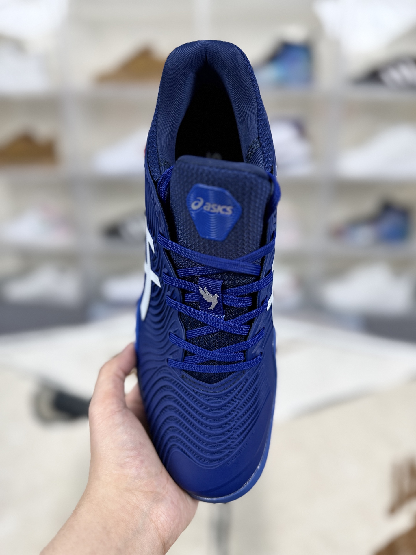 本地170 
▪️Y版纯原
Asics Court FF 2 Novak 稳定支撑防滑耐磨透气 低帮 网球鞋 男女款 蓝白
▪️尺码：36-46（36 37 37.5 38 39 39.5 40 40.5 41.5 42 42.5 43.5 44 44.5 45 46）
▪️货号：1041A089-403
▪️Asics Court FF2网球鞋是一款性能卓越的专业网球鞋。采用了FlyteFoam中底，内置有机纤维，能够提供稳定的回弹，耐磨性更好。Trusstic系统增强了移动时的舒适性与稳定性。Twistruss科技则通过减轻鞋底重量以及增强内部扭转能力，提升了鞋子的灵活度。鞋面采用了PU支撑裁片，并设计了不规则波浪纹路，既保证了舒适性、移动灵活性，又提供了支撑性和稳定性。袜套式鞋口设计，包裹性更好，运动中移动更敏捷。鞋子内侧的大型树脂补强步结构，具有良好的耐久性，能有效减少鞋侧面与地面的摩擦。前后脚配置Gel缓冲系统，增加了舒适性。大底结构设计，能增强抓地力和防滑性。Asics Court FF2网球鞋获得了广泛的好评，被认为是一款非常适合网球运动的鞋子。许多用户表示，这款鞋子在支撑性、耐磨性、速度和舒适性方面都做得很好，满足了他们对网球鞋的所有需求。