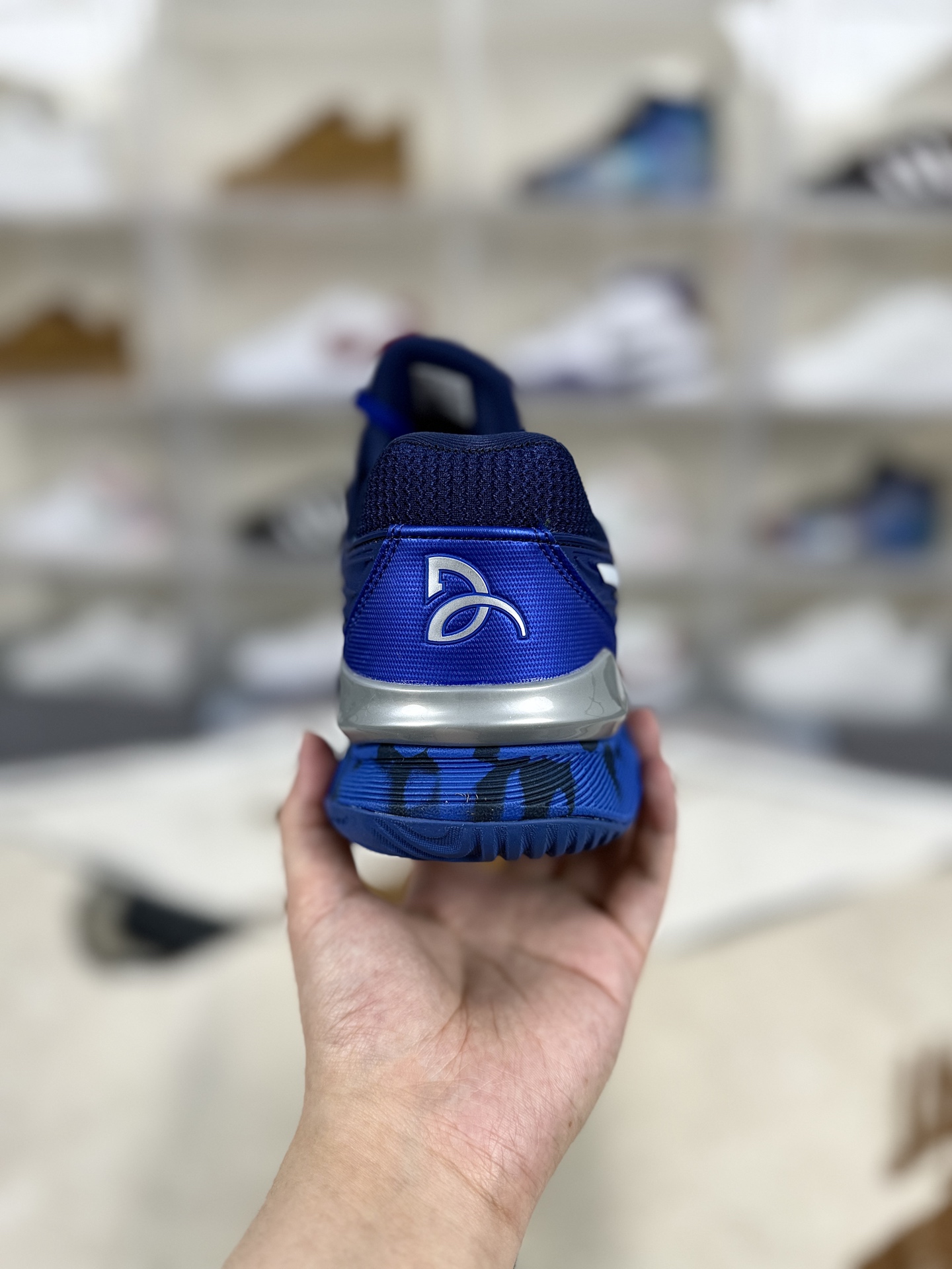 本地170 
▪️Y版纯原
Asics Court FF 2 Novak 稳定支撑防滑耐磨透气 低帮 网球鞋 男女款 蓝白
▪️尺码：36-46（36 37 37.5 38 39 39.5 40 40.5 41.5 42 42.5 43.5 44 44.5 45 46）
▪️货号：1041A089-403
▪️Asics Court FF2网球鞋是一款性能卓越的专业网球鞋。采用了FlyteFoam中底，内置有机纤维，能够提供稳定的回弹，耐磨性更好。Trusstic系统增强了移动时的舒适性与稳定性。Twistruss科技则通过减轻鞋底重量以及增强内部扭转能力，提升了鞋子的灵活度。鞋面采用了PU支撑裁片，并设计了不规则波浪纹路，既保证了舒适性、移动灵活性，又提供了支撑性和稳定性。袜套式鞋口设计，包裹性更好，运动中移动更敏捷。鞋子内侧的大型树脂补强步结构，具有良好的耐久性，能有效减少鞋侧面与地面的摩擦。前后脚配置Gel缓冲系统，增加了舒适性。大底结构设计，能增强抓地力和防滑性。Asics Court FF2网球鞋获得了广泛的好评，被认为是一款非常适合网球运动的鞋子。许多用户表示，这款鞋子在支撑性、耐磨性、速度和舒适性方面都做得很好，满足了他们对网球鞋的所有需求。