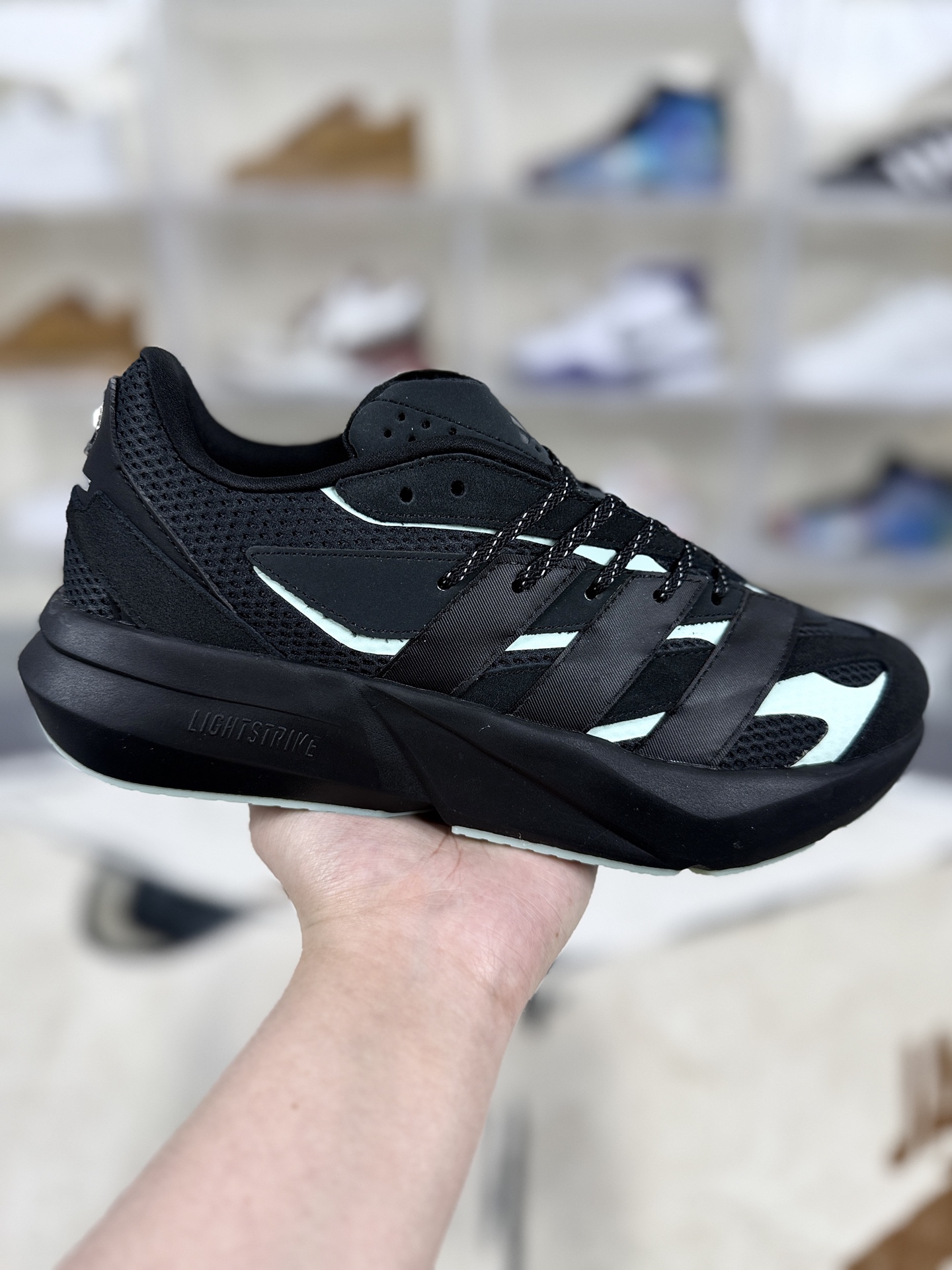 本地💰140   
▪️W版纯原 超临界缓震中底
MERCEDES - AMG PETRONAS FORMULA ONE TEAM x  adidas LIGHTBLAZE 舒适百搭防滑耐磨 低帮跑步鞋 男女同款 黑玉
▪️尺码：36-45（36 36⅔ 37⅓ 38 38⅔ 39⅓ 40 40⅔ 41⅓ 42 42⅔ 43⅓ 44 44⅔ 45⅓）
▪️货号：JR1058
▪️adidas LightBlaze跑步鞋是一款集时尚与功能于一身的优秀跑鞋。融合了复古与竞速风格，鞋面采用麂皮与网格面料相结合，质感叠加，既顺应了复古潮流，又展现出犀利的竞速造型。采用FORGEFOAM+EVA复合中底以及LightStrike中底科技，提供良好的缓震和回弹性能，有效吸收落地冲击力，保护关节。同时，中底支撑稳定，减少运动中的震动和冲击。鞋面采用工程网布和合成革拼接，内靴设计提升了包裹性和舒适性。尺码标准，能很好地适配正常脚型。工程网布的使用使得鞋子具有良好的透气性，即使在长时间运动或穿着下，也能保持干爽舒适。橡胶大底搭配较深的弯折凹槽设计，使得鞋子在前后和左右的弯折表现都非常出色，提供了良好的灵活性。外底波浪状橡胶设计不仅增强了鞋子的抓地力和止滑性能，还提高了耐磨性，延长了鞋子的使用寿命。LightBlaze跑步鞋不仅适合日常休闲穿着，还能满足轻度运动的需求。无论是日常通勤、逛街还是短途跑步，都能提供舒适的穿着体验。