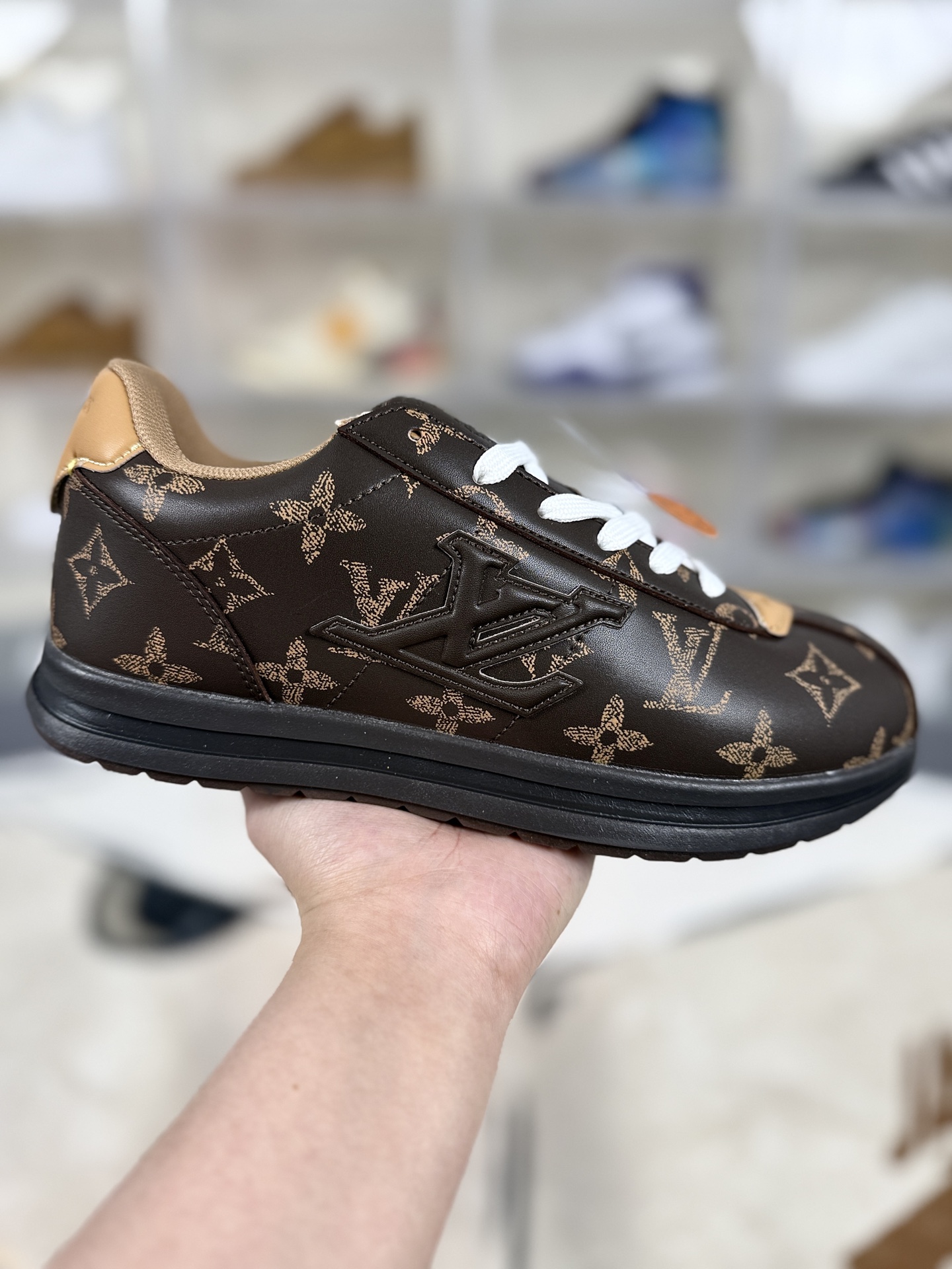 本地💰180
▪️YQ
LOUIS VUITTON x Nigo 联名款 Buttersoft FW25 牛皮革羊皮革 圆头系带 低帮 生活休闲鞋 男女同款 深棕
▪️尺码:36-45(36 37 38 39 40 41 42 43 44 45)
▪️货号:1AIKVR
▪️LOUIS VUITTON x Nigo 联名款Buttersoft FW25 是LV旗下的一款生活休闲鞋。该鞋款灵感源自2000年代初的滑板鞋廓形与Chunky风潮,融合了菲董与Nigo对街头潮流黄金时期的回忆,尤其是对菲董早期与Nigo共同创立的Billionaire Boys Club旗下滑板品牌Icecream的经典鞋款Board Flip的致敬。鞋型轮廓借鉴了1972年Nike Cortez(阿甘鞋),但通过加厚、加宽设计,呈现出更具现代感的“面包鞋”形态,兼具复古与时尚元素。鞋面采用奢华羊皮与牛皮皮革拼接,质感柔软细腻,触感如奶油般温润,体现了LV一贯的精湛工艺。内里采用进口透气网布,兼顾舒适性与透气性;鞋底为原版开模的防滑TPU材质,厚度约3cm,提供良好的支撑与缓震效果。鞋舌印有菲董的动漫头像logo,后跟处隐藏皮革饰边,掀开后可见“小龙虾”压印彩蛋,致敬菲董与Nigo的友谊故事。鞋带前端和后跟装饰有皮革饰边,增添细节质感;部分版本内置增高鞋垫,可增加约4cm高度,提升穿着的舒适度与视觉效果。这款鞋款凭借其独特的设计语言、高品质材质与丰富的文化内涵,成为2025年秋冬时尚界的焦点之作,既适合日常休闲穿搭,也适合搭配正装或潮流服饰,展现出多元化的风格魅力。