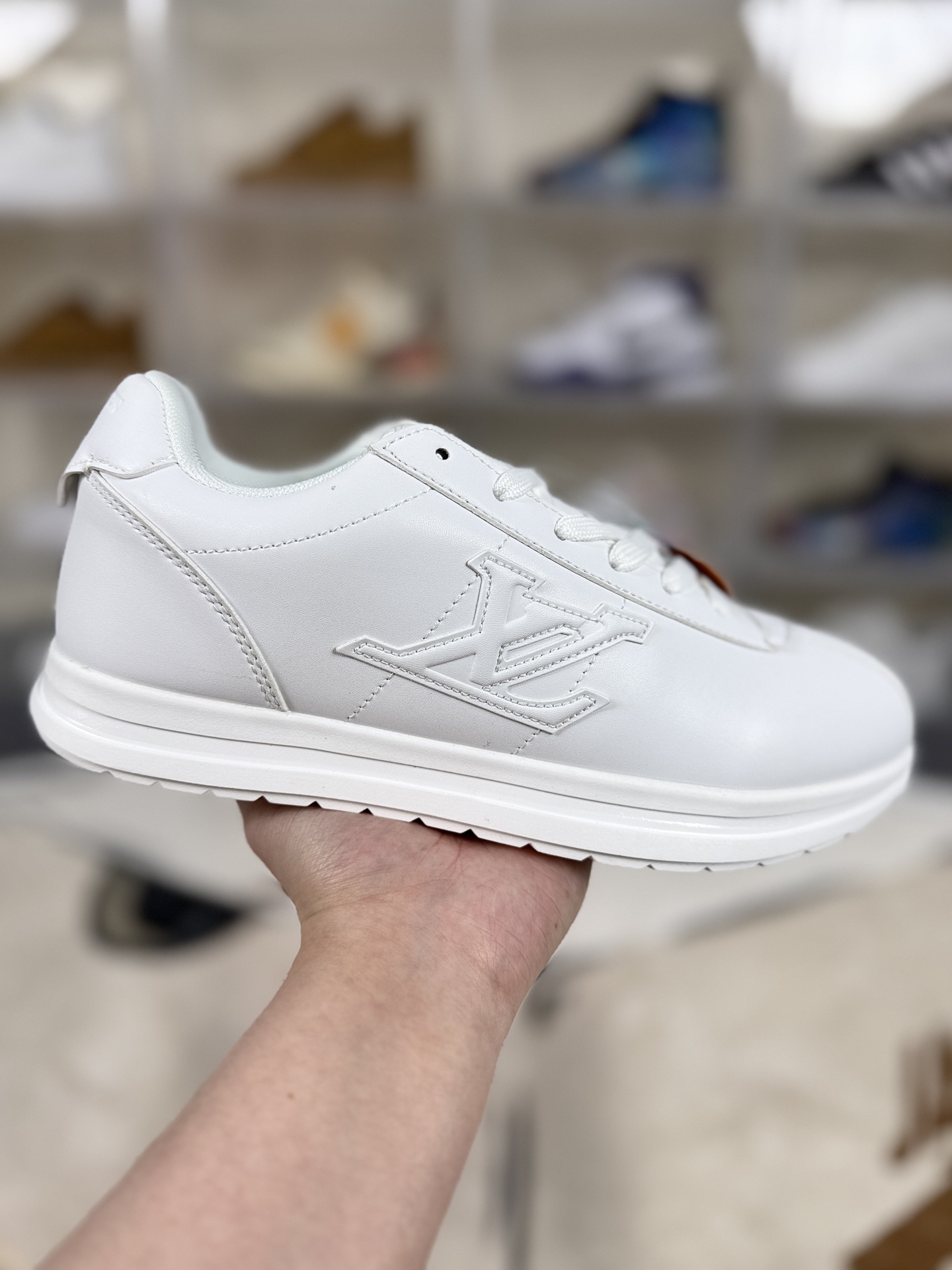 本地💰180
▪️YQ
LOUIS VUITTON x Nigo 联名款 Buttersoft FW25 牛皮革羊皮革 圆头系带 低帮 生活休闲鞋 男女同款 白色
▪️尺码:36-45(36 37 38 39 40 41 42 43 44 45)
▪️货号:1AIKDD
▪️LOUIS VUITTON x Nigo 联名款Buttersoft FW25 是LV旗下的一款生活休闲鞋。该鞋款灵感源自2000年代初的滑板鞋廓形与Chunky风潮,融合了菲董与Nigo对街头潮流黄金时期的回忆,尤其是对菲董早期与Nigo共同创立的Billionaire Boys Club旗下滑板品牌Icecream的经典鞋款Board Flip的致敬。鞋型轮廓借鉴了1972年Nike Cortez(阿甘鞋),但通过加厚、加宽设计,呈现出更具现代感的“面包鞋”形态,兼具复古与时尚元素。鞋面采用奢华羊皮与牛皮皮革拼接,质感柔软细腻,触感如奶油般温润,体现了LV一贯的精湛工艺。内里采用进口透气网布,兼顾舒适性与透气性;鞋底为原版开模的防滑TPU材质,厚度约3cm,提供良好的支撑与缓震效果。鞋舌印有菲董的动漫头像logo,后跟处隐藏皮革饰边,掀开后可见“小龙虾”压印彩蛋,致敬菲董与Nigo的友谊故事。鞋带前端和后跟装饰有皮革饰边,增添细节质感;部分版本内置增高鞋垫,可增加约4cm高度,提升穿着的舒适度与视觉效果。这款鞋款凭借其独特的设计语言、高品质材质与丰富的文化内涵,成为2025年秋冬时尚界的焦点之作,既适合日常休闲穿搭,也适合搭配正装或潮流服饰,展现出多元化的风格魅力。