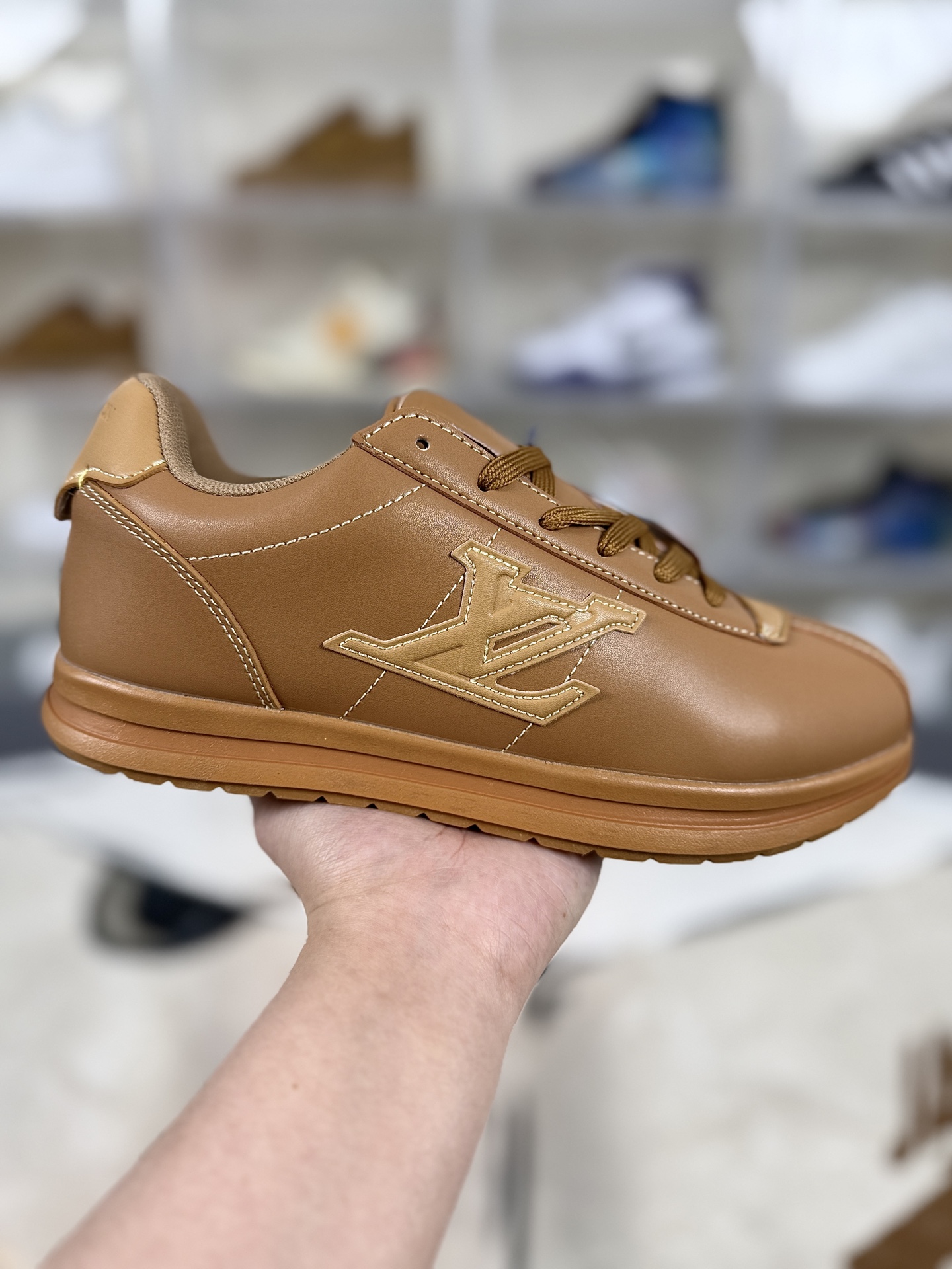 本地💰180
▪️YQ
LOUIS VUITTON x Nigo 联名款 Buttersoft FW25 牛皮革羊皮革 圆头系带 低帮 生活休闲鞋 男女同款 棕色
▪️尺码:36-45(36 37 38 39 40 41 42 43 44 45)
▪️货号:1AIKDW
▪️LOUIS VUITTON x Nigo 联名款Buttersoft FW25 是LV旗下的一款生活休闲鞋。该鞋款灵感源自2000年代初的滑板鞋廓形与Chunky风潮,融合了菲董与Nigo对街头潮流黄金时期的回忆,尤其是对菲董早期与Nigo共同创立的Billionaire Boys Club旗下滑板品牌Icecream的经典鞋款Board Flip的致敬。鞋型轮廓借鉴了1972年Nike Cortez(阿甘鞋),但通过加厚、加宽设计,呈现出更具现代感的“面包鞋”形态,兼具复古与时尚元素。鞋面采用奢华羊皮与牛皮皮革拼接,质感柔软细腻,触感如奶油般温润,体现了LV一贯的精湛工艺。内里采用进口透气网布,兼顾舒适性与透气性;鞋底为原版开模的防滑TPU材质,厚度约3cm,提供良好的支撑与缓震效果。鞋舌印有菲董的动漫头像logo,后跟处隐藏皮革饰边,掀开后可见“小龙虾”压印彩蛋,致敬菲董与Nigo的友谊故事。鞋带前端和后跟装饰有皮革饰边,增添细节质感;部分版本内置增高鞋垫,可增加约4cm高度,提升穿着的舒适度与视觉效果。这款鞋款凭借其独特的设计语言、高品质材质与丰富的文化内涵,成为2025年秋冬时尚界的焦点之作,既适合日常休闲穿搭,也适合搭配正装或潮流服饰,展现出多元化的风格魅力。