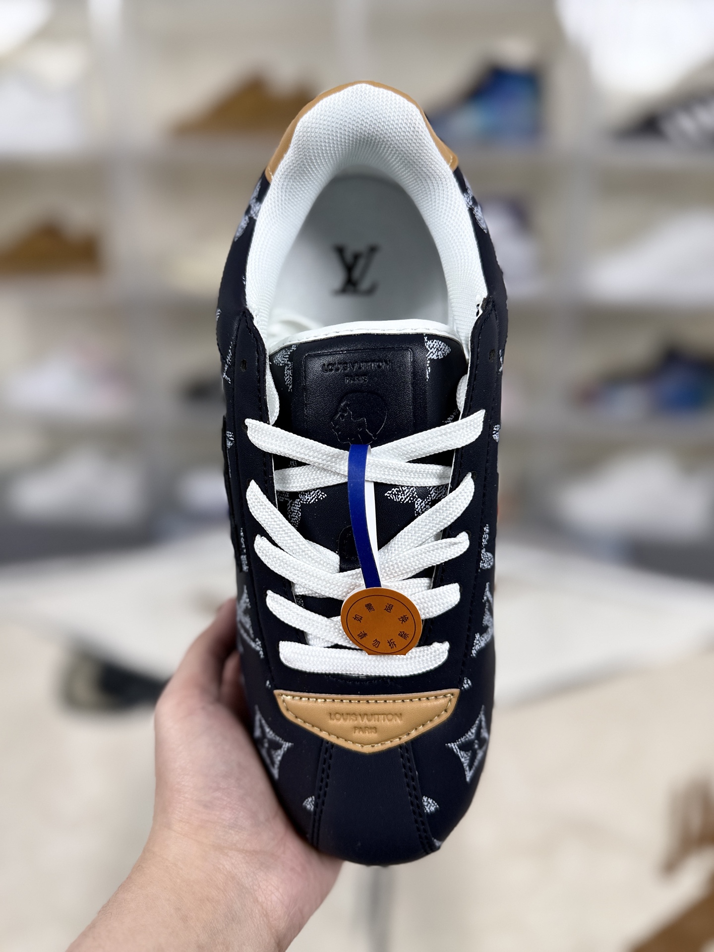 本地💰180
▪️YQ
LOUIS VUITTON x Nigo 联名款 Buttersoft FW25 牛皮革羊皮革 圆头系带 低帮 生活休闲鞋 男女同款 海军蓝
▪️尺码:36-45(36 37 38 39 40 41 42 43 44 45)
▪️货号:1AINJZ
▪️LOUIS VUITTON x Nigo 联名款Buttersoft FW25 是LV旗下的一款生活休闲鞋。该鞋款灵感源自2000年代初的滑板鞋廓形与Chunky风潮,融合了菲董与Nigo对街头潮流黄金时期的回忆,尤其是对菲董早期与Nigo共同创立的Billionaire Boys Club旗下滑板品牌Icecream的经典鞋款Board Flip的致敬。鞋型轮廓借鉴了1972年Nike Cortez(阿甘鞋),但通过加厚、加宽设计,呈现出更具现代感的“面包鞋”形态,兼具复古与时尚元素。鞋面采用奢华羊皮与牛皮皮革拼接,质感柔软细腻,触感如奶油般温润,体现了LV一贯的精湛工艺。内里采用进口透气网布,兼顾舒适性与透气性;鞋底为原版开模的防滑TPU材质,厚度约3cm,提供良好的支撑与缓震效果。鞋舌印有菲董的动漫头像logo,后跟处隐藏皮革饰边,掀开后可见“小龙虾”压印彩蛋,致敬菲董与Nigo的友谊故事。鞋带前端和后跟装饰有皮革饰边,增添细节质感;部分版本内置增高鞋垫,可增加约4cm高度,提升穿着的舒适度与视觉效果。这款鞋款凭借其独特的设计语言、高品质材质与丰富的文化内涵,成为2025年秋冬时尚界的焦点之作,既适合日常休闲穿搭,也适合搭配正装或潮流服饰,展现出多元化的风格魅力。