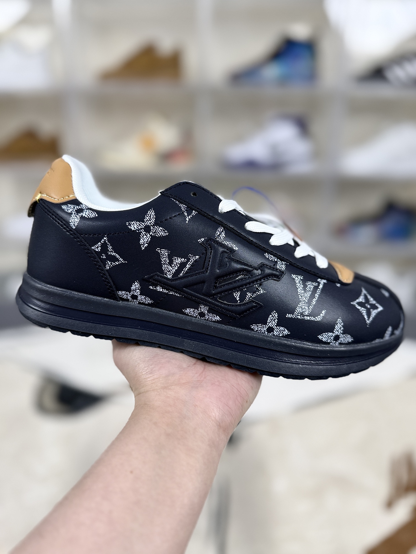 本地💰180   
▪️YQ
LOUIS VUITTON x Nigo 联名款 Buttersoft FW25 牛皮革羊皮革 圆头系带 低帮 生活休闲鞋 男女同款 海军蓝
▪️尺码：36-45（36 37 38 39 40 41 42 43 44 45）
▪️货号：1AINJZ
▪️LOUIS VUITTON x Nigo 联名款Buttersoft FW25 是LV旗下的一款生活休闲鞋。该鞋款灵感源自2000年代初的滑板鞋廓形与Chunky风潮，融合了菲董与Nigo对街头潮流黄金时期的回忆，尤其是对菲董早期与Nigo共同创立的Billionaire Boys Club旗下滑板品牌Icecream的经典鞋款Board Flip的致敬。鞋型轮廓借鉴了1972年Nike Cortez（阿甘鞋），但通过加厚、加宽设计，呈现出更具现代感的“面包鞋”形态，兼具复古与时尚元素。鞋面采用奢华羊皮与牛皮皮革拼接，质感柔软细腻，触感如奶油般温润，体现了LV一贯的精湛工艺。内里采用进口透气网布，兼顾舒适性与透气性；鞋底为原版开模的防滑TPU材质，厚度约3cm，提供良好的支撑与缓震效果。鞋舌印有菲董的动漫头像logo，后跟处隐藏皮革饰边，掀开后可见“小龙虾”压印彩蛋，致敬菲董与Nigo的友谊故事。鞋带前端和后跟装饰有皮革饰边，增添细节质感；部分版本内置增高鞋垫，可增加约4cm高度，提升穿着的舒适度与视觉效果。这款鞋款凭借其独特的设计语言、高品质材质与丰富的文化内涵，成为2025年秋冬时尚界的焦点之作，既适合日常休闲穿搭，也适合搭配正装或潮流服饰，展现出多元化的风格魅力。