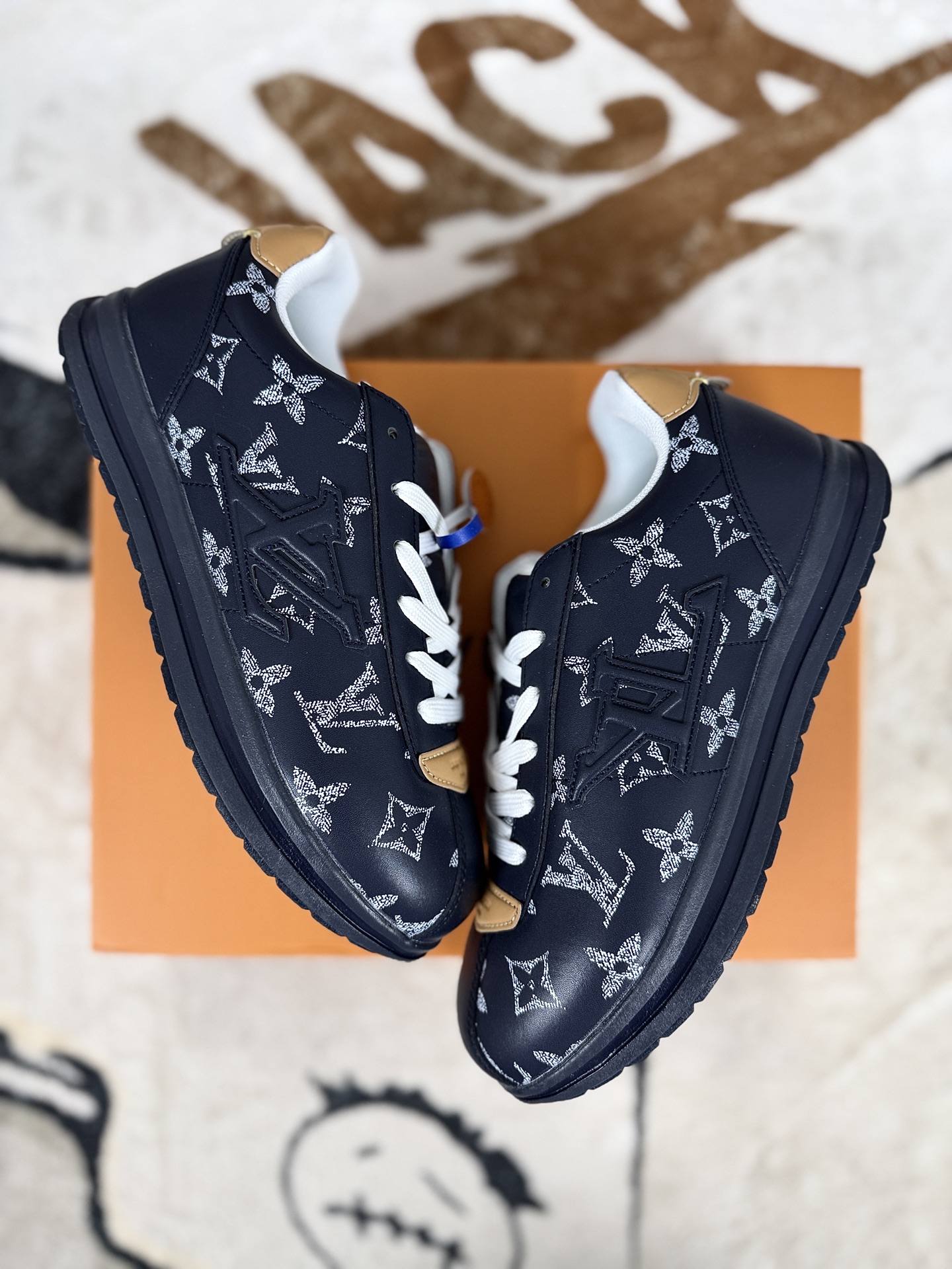 本地💰180
▪️YQ
LOUIS VUITTON x Nigo 联名款 Buttersoft FW25 牛皮革羊皮革 圆头系带 低帮 生活休闲鞋 男女同款 海军蓝
▪️尺码:36-45(36 37 38 39 40 41 42 43 44 45)
▪️货号:1AINJZ
▪️LOUIS VUITTON x Nigo 联名款Buttersoft FW25 是LV旗下的一款生活休闲鞋。该鞋款灵感源自2000年代初的滑板鞋廓形与Chunky风潮,融合了菲董与Nigo对街头潮流黄金时期的回忆,尤其是对菲董早期与Nigo共同创立的Billionaire Boys Club旗下滑板品牌Icecream的经典鞋款Board Flip的致敬。鞋型轮廓借鉴了1972年Nike Cortez(阿甘鞋),但通过加厚、加宽设计,呈现出更具现代感的“面包鞋”形态,兼具复古与时尚元素。鞋面采用奢华羊皮与牛皮皮革拼接,质感柔软细腻,触感如奶油般温润,体现了LV一贯的精湛工艺。内里采用进口透气网布,兼顾舒适性与透气性;鞋底为原版开模的防滑TPU材质,厚度约3cm,提供良好的支撑与缓震效果。鞋舌印有菲董的动漫头像logo,后跟处隐藏皮革饰边,掀开后可见“小龙虾”压印彩蛋,致敬菲董与Nigo的友谊故事。鞋带前端和后跟装饰有皮革饰边,增添细节质感;部分版本内置增高鞋垫,可增加约4cm高度,提升穿着的舒适度与视觉效果。这款鞋款凭借其独特的设计语言、高品质材质与丰富的文化内涵,成为2025年秋冬时尚界的焦点之作,既适合日常休闲穿搭,也适合搭配正装或潮流服饰,展现出多元化的风格魅力。