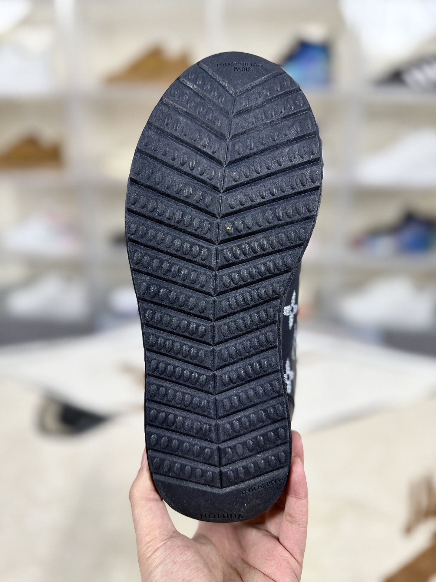 本地💰180
▪️YQ
LOUIS VUITTON x Nigo 联名款 Buttersoft FW25 牛皮革羊皮革 圆头系带 低帮 生活休闲鞋 男女同款 海军蓝
▪️尺码:36-45(36 37 38 39 40 41 42 43 44 45)
▪️货号:1AINJZ
▪️LOUIS VUITTON x Nigo 联名款Buttersoft FW25 是LV旗下的一款生活休闲鞋。该鞋款灵感源自2000年代初的滑板鞋廓形与Chunky风潮,融合了菲董与Nigo对街头潮流黄金时期的回忆,尤其是对菲董早期与Nigo共同创立的Billionaire Boys Club旗下滑板品牌Icecream的经典鞋款Board Flip的致敬。鞋型轮廓借鉴了1972年Nike Cortez(阿甘鞋),但通过加厚、加宽设计,呈现出更具现代感的“面包鞋”形态,兼具复古与时尚元素。鞋面采用奢华羊皮与牛皮皮革拼接,质感柔软细腻,触感如奶油般温润,体现了LV一贯的精湛工艺。内里采用进口透气网布,兼顾舒适性与透气性;鞋底为原版开模的防滑TPU材质,厚度约3cm,提供良好的支撑与缓震效果。鞋舌印有菲董的动漫头像logo,后跟处隐藏皮革饰边,掀开后可见“小龙虾”压印彩蛋,致敬菲董与Nigo的友谊故事。鞋带前端和后跟装饰有皮革饰边,增添细节质感;部分版本内置增高鞋垫,可增加约4cm高度,提升穿着的舒适度与视觉效果。这款鞋款凭借其独特的设计语言、高品质材质与丰富的文化内涵,成为2025年秋冬时尚界的焦点之作,既适合日常休闲穿搭,也适合搭配正装或潮流服饰,展现出多元化的风格魅力。