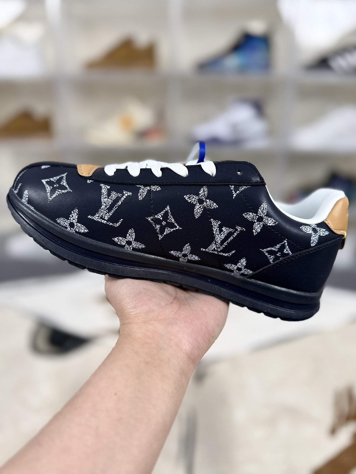 本地💰180
▪️YQ
LOUIS VUITTON x Nigo 联名款 Buttersoft FW25 牛皮革羊皮革 圆头系带 低帮 生活休闲鞋 男女同款 海军蓝
▪️尺码:36-45(36 37 38 39 40 41 42 43 44 45)
▪️货号:1AINJZ
▪️LOUIS VUITTON x Nigo 联名款Buttersoft FW25 是LV旗下的一款生活休闲鞋。该鞋款灵感源自2000年代初的滑板鞋廓形与Chunky风潮,融合了菲董与Nigo对街头潮流黄金时期的回忆,尤其是对菲董早期与Nigo共同创立的Billionaire Boys Club旗下滑板品牌Icecream的经典鞋款Board Flip的致敬。鞋型轮廓借鉴了1972年Nike Cortez(阿甘鞋),但通过加厚、加宽设计,呈现出更具现代感的“面包鞋”形态,兼具复古与时尚元素。鞋面采用奢华羊皮与牛皮皮革拼接,质感柔软细腻,触感如奶油般温润,体现了LV一贯的精湛工艺。内里采用进口透气网布,兼顾舒适性与透气性;鞋底为原版开模的防滑TPU材质,厚度约3cm,提供良好的支撑与缓震效果。鞋舌印有菲董的动漫头像logo,后跟处隐藏皮革饰边,掀开后可见“小龙虾”压印彩蛋,致敬菲董与Nigo的友谊故事。鞋带前端和后跟装饰有皮革饰边,增添细节质感;部分版本内置增高鞋垫,可增加约4cm高度,提升穿着的舒适度与视觉效果。这款鞋款凭借其独特的设计语言、高品质材质与丰富的文化内涵,成为2025年秋冬时尚界的焦点之作,既适合日常休闲穿搭,也适合搭配正装或潮流服饰,展现出多元化的风格魅力。