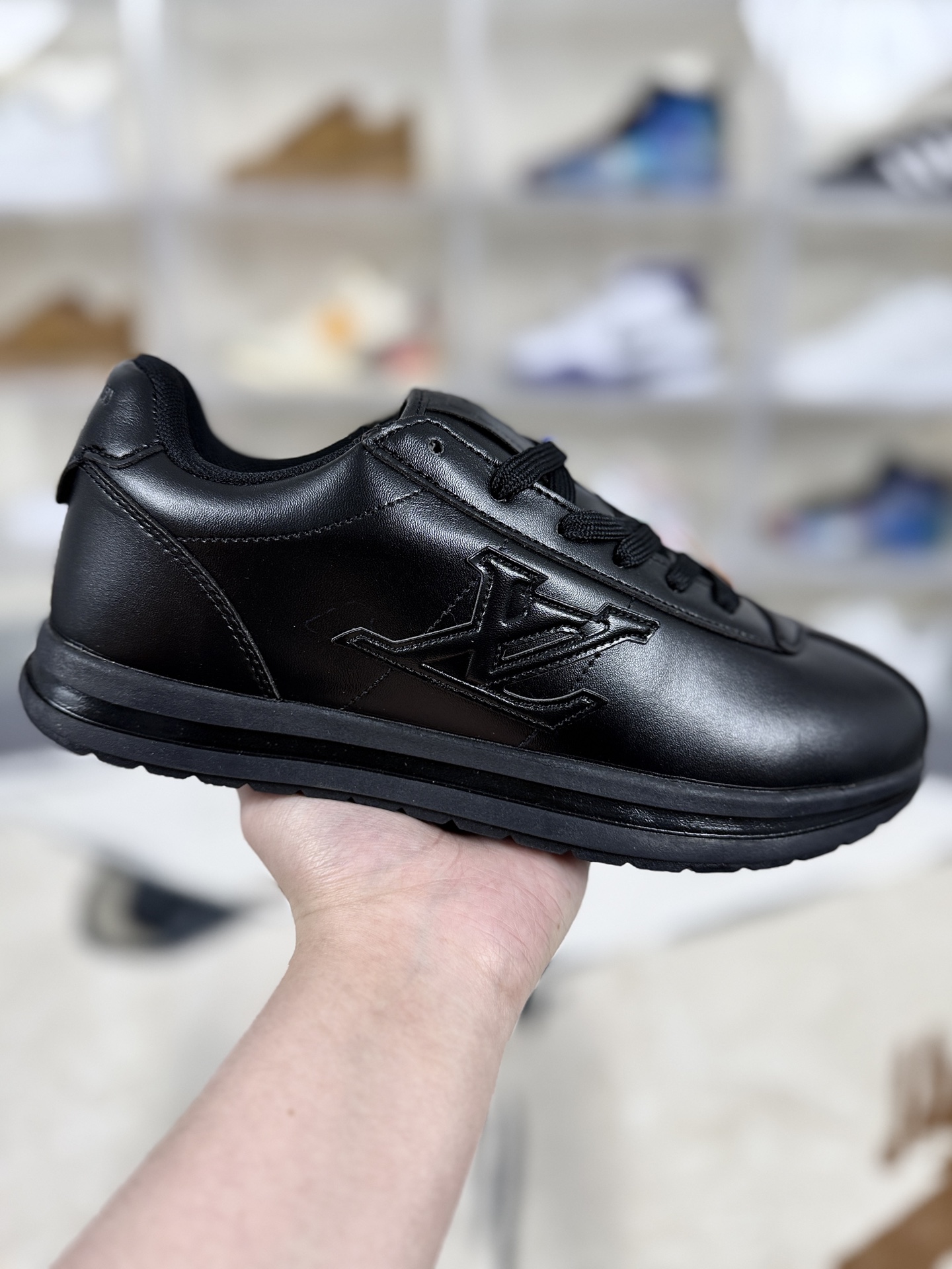 本地💰180   
▪️YQ
LOUIS VUITTON x Nigo 联名款 Buttersoft FW25 牛皮革羊皮革 圆头系带 低帮 生活休闲鞋 男女同款 全黑
▪️尺码：36-45（36 37 38 39 40 41 42 43 44 45）
▪️货号：1AIKEF
▪️LOUIS VUITTON x Nigo 联名款Buttersoft FW25 是LV旗下的一款生活休闲鞋。该鞋款灵感源自2000年代初的滑板鞋廓形与Chunky风潮，融合了菲董与Nigo对街头潮流黄金时期的回忆，尤其是对菲董早期与Nigo共同创立的Billionaire Boys Club旗下滑板品牌Icecream的经典鞋款Board Flip的致敬。鞋型轮廓借鉴了1972年Nike Cortez（阿甘鞋），但通过加厚、加宽设计，呈现出更具现代感的“面包鞋”形态，兼具复古与时尚元素。鞋面采用奢华羊皮与牛皮皮革拼接，质感柔软细腻，触感如奶油般温润，体现了LV一贯的精湛工艺。内里采用进口透气网布，兼顾舒适性与透气性；鞋底为原版开模的防滑TPU材质，厚度约3cm，提供良好的支撑与缓震效果。鞋舌印有菲董的动漫头像logo，后跟处隐藏皮革饰边，掀开后可见“小龙虾”压印彩蛋，致敬菲董与Nigo的友谊故事。鞋带前端和后跟装饰有皮革饰边，增添细节质感；部分版本内置增高鞋垫，可增加约4cm高度，提升穿着的舒适度与视觉效果。这款鞋款凭借其独特的设计语言、高品质材质与丰富的文化内涵，成为2025年秋冬时尚界的焦点之作，既适合日常休闲穿搭，也适合搭配正装或潮流服饰，展现出多元化的风格魅力。