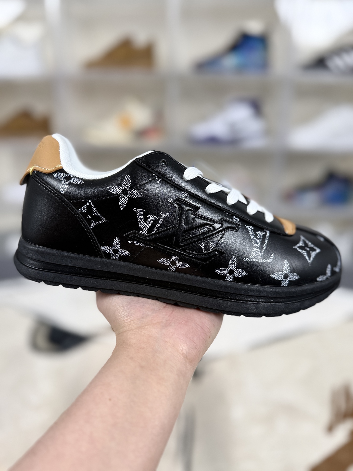 本地💰180
▪️YQ
LOUIS VUITTON x Nigo 联名款 Buttersoft FW25 牛皮革羊皮革 圆头系带 低帮 生活休闲鞋 男女同款 黑色印花
▪️尺码:36-45(36 37 38 39 40 41 42 43 44 45)
▪️货号:1AINRR
▪️LOUIS VUITTON x Nigo 联名款Buttersoft FW25 是LV旗下的一款生活休闲鞋。该鞋款灵感源自2000年代初的滑板鞋廓形与Chunky风潮,融合了菲董与Nigo对街头潮流黄金时期的回忆,尤其是对菲董早期与Nigo共同创立的Billionaire Boys Club旗下滑板品牌Icecream的经典鞋款Board Flip的致敬。鞋型轮廓借鉴了1972年Nike Cortez(阿甘鞋),但通过加厚、加宽设计,呈现出更具现代感的“面包鞋”形态,兼具复古与时尚元素。鞋面采用奢华羊皮与牛皮皮革拼接,质感柔软细腻,触感如奶油般温润,体现了LV一贯的精湛工艺。内里采用进口透气网布,兼顾舒适性与透气性;鞋底为原版开模的防滑TPU材质,厚度约3cm,提供良好的支撑与缓震效果。鞋舌印有菲董的动漫头像logo,后跟处隐藏皮革饰边,掀开后可见“小龙虾”压印彩蛋,致敬菲董与Nigo的友谊故事。鞋带前端和后跟装饰有皮革饰边,增添细节质感;部分版本内置增高鞋垫,可增加约4cm高度,提升穿着的舒适度与视觉效果。这款鞋款凭借其独特的设计语言、高品质材质与丰富的文化内涵,成为2025年秋冬时尚界的焦点之作,既适合日常休闲穿搭,也适合搭配正装或潮流服饰,展现出多元化的风格魅力。