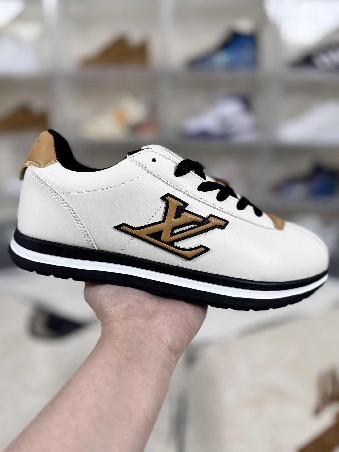 本地💰180   
▪️YQ
LOUIS VUITTON x Nigo 联名款 Buttersoft FW25 牛皮革羊皮革 圆头系带 低帮 生活休闲鞋 男女同款 米棕
▪️尺码：36-45（36 37 38 39 40 41 42 43 44 45）
▪️货号：1AIWWK
▪️LOUIS VUITTON x Nigo 联名款Buttersoft FW25 是LV旗下的一款生活休闲鞋。该鞋款灵感源自2000年代初的滑板鞋廓形与Chunky风潮，融合了菲董与Nigo对街头潮流黄金时期的回忆，尤其是对菲董早期与Nigo共同创立的Billionaire Boys Club旗下滑板品牌Icecream的经典鞋款Board Flip的致敬。鞋型轮廓借鉴了1972年Nike Cortez（阿甘鞋），但通过加厚、加宽设计，呈现出更具现代感的“面包鞋”形态，兼具复古与时尚元素。鞋面采用奢华羊皮与牛皮皮革拼接，质感柔软细腻，触感如奶油般温润，体现了LV一贯的精湛工艺。内里采用进口透气网布，兼顾舒适性与透气性；鞋底为原版开模的防滑TPU材质，厚度约3cm，提供良好的支撑与缓震效果。鞋舌印有菲董的动漫头像logo，后跟处隐藏皮革饰边，掀开后可见“小龙虾”压印彩蛋，致敬菲董与Nigo的友谊故事。鞋带前端和后跟装饰有皮革饰边，增添细节质感；部分版本内置增高鞋垫，可增加约4cm高度，提升穿着的舒适度与视觉效果。这款鞋款凭借其独特的设计语言、高品质材质与丰富的文化内涵，成为2025年秋冬时尚界的焦点之作，既适合日常休闲穿搭，也适合搭配正装或潮流服饰，展现出多元化的风格魅力。