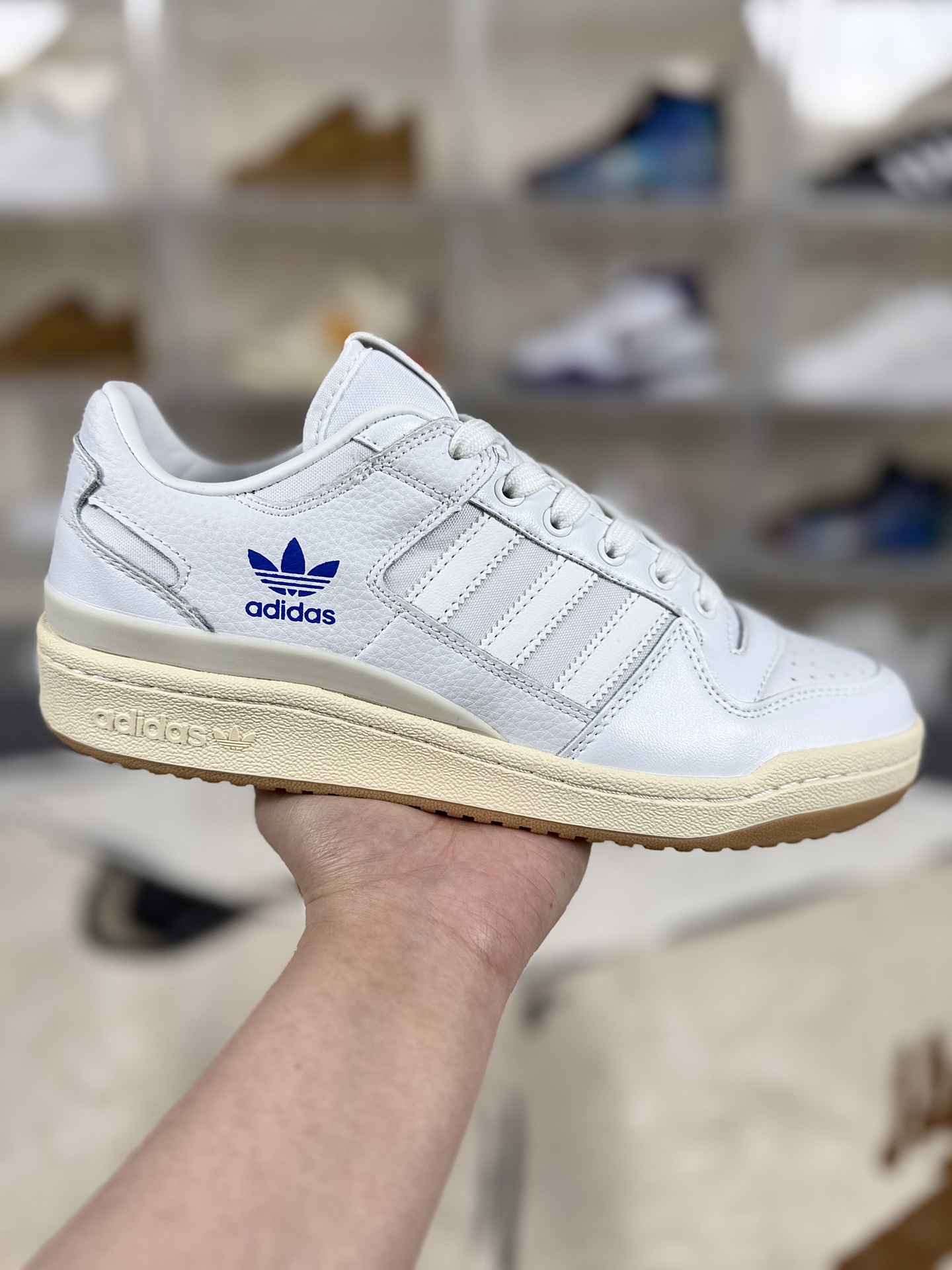 ▪️J版纯原 adidas originals FORUM 84 ADV 复古 低帮 板鞋 男女同款 白色 ▪️ (36 362⁄3 371⁄3 38 382⁄3 391⁄3 40 402⁄3 411⁄3 42 422⁄3 431⁄3 44 442⁄3 451⁄3) ▪️货号:H04903 ▪️诞生于1984年,由著名球鞋设计师JACQUES CHASSAING操刀,回顾八十年代的篮球赛场,ADIDAS 在所有运动品牌中势头迅猛.如今看来,经典的鞋面拼接和绑带设计,FORUM 84绝对是篮球鞋向科技方向发展的标杆之一.它不仅主导了篮球赛场,还改变了比赛的方式.同时FORUM 84 也是最早一批推出高低帮版本的篮球鞋,而这种概念也影响至今.随着时代的发展,FORUM 84 渐渐淡出了篮球赛场走向了街头.由于其功能属性与出众的外观,FORUM 84 受到了滑板运动员们的青睐,因此许多滑手选择了上脚这双球鞋.FORUM 84 也轻易地与 HIPHOP 文化挂钩,传奇组合 RUN D.M.C便非常喜欢这款球鞋,这也为如今的街头潮流打下了基础.如今复古做旧风格正劲之时,ADIDAS ORIGINALSFORUM OG 84 再次成为了人们追捧的对象,最0G的鞋型和中高帮的绑带设计,再加上泛黄氧化的中底都让其散发出了与众不同的美感.