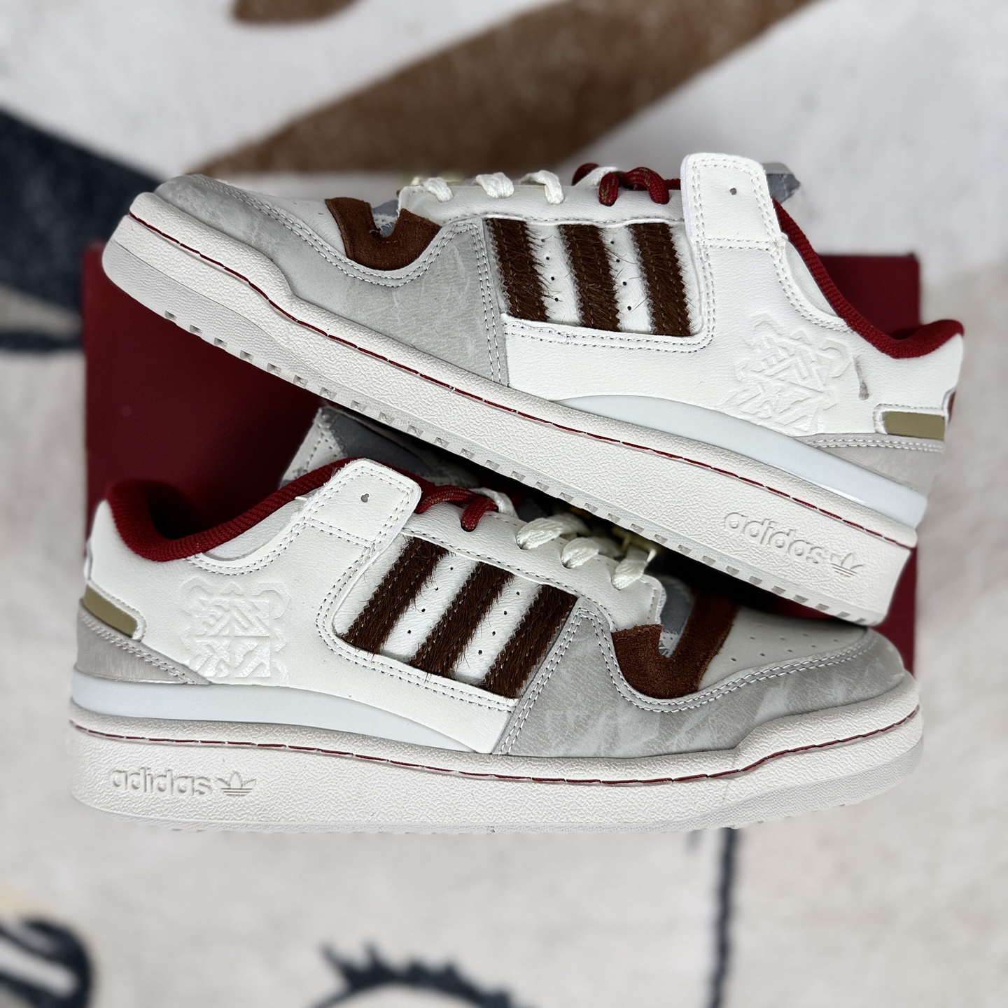 💰200   
adidas originals FORUM CL CNY新年款 马年限定 舒适贴合 低帮 板鞋 男女同款 汉玉白
▪️尺码：36-45（36 36⅔ 37⅓ 38 38⅔ 39⅓ 40 40⅔ 41⅓ 42 42⅔ 43⅓ 44 44⅔ 45⅓）
▪️货号：KJ8751
▪️诞生于1984年，由著名球鞋设计师JACQUES CHASSAING操刀，回顾八十年代的篮球赛场，ADIDAS 在所有运动品牌中势头迅猛。如今看来，经典的鞋面拼接和绑带设计，FORUM 84绝对是篮球鞋向科技方向发展的标杆之一。它不仅主导了篮球赛场，还改变了比赛的方式。同时FORUM 84 也是最早一批推出高低帮版本的篮球鞋，而这种概念也影响至今。随着时代的发展，FORUM 84 渐渐淡出了篮球赛场走向了街头。由于其功能属性与出众的外观，FORUM 84 受到了滑板运动员们的青睐，因此许多滑手选择了上脚这双球鞋。FORUM 84 也轻易地与 HIPHOP 文化挂钩，传奇组合 RUN D.M.C便非常喜欢这款球鞋，这也为如今的街头潮流打下了基础。如今复古做旧风格正劲之时，ADIDAS ORIGINALSFORUM OG 84 再次成为了人们追捧的对象，最0G的鞋型和中高帮的绑带设计，再加上泛黄氧化的中底都让其散发出了与众不同的美感。