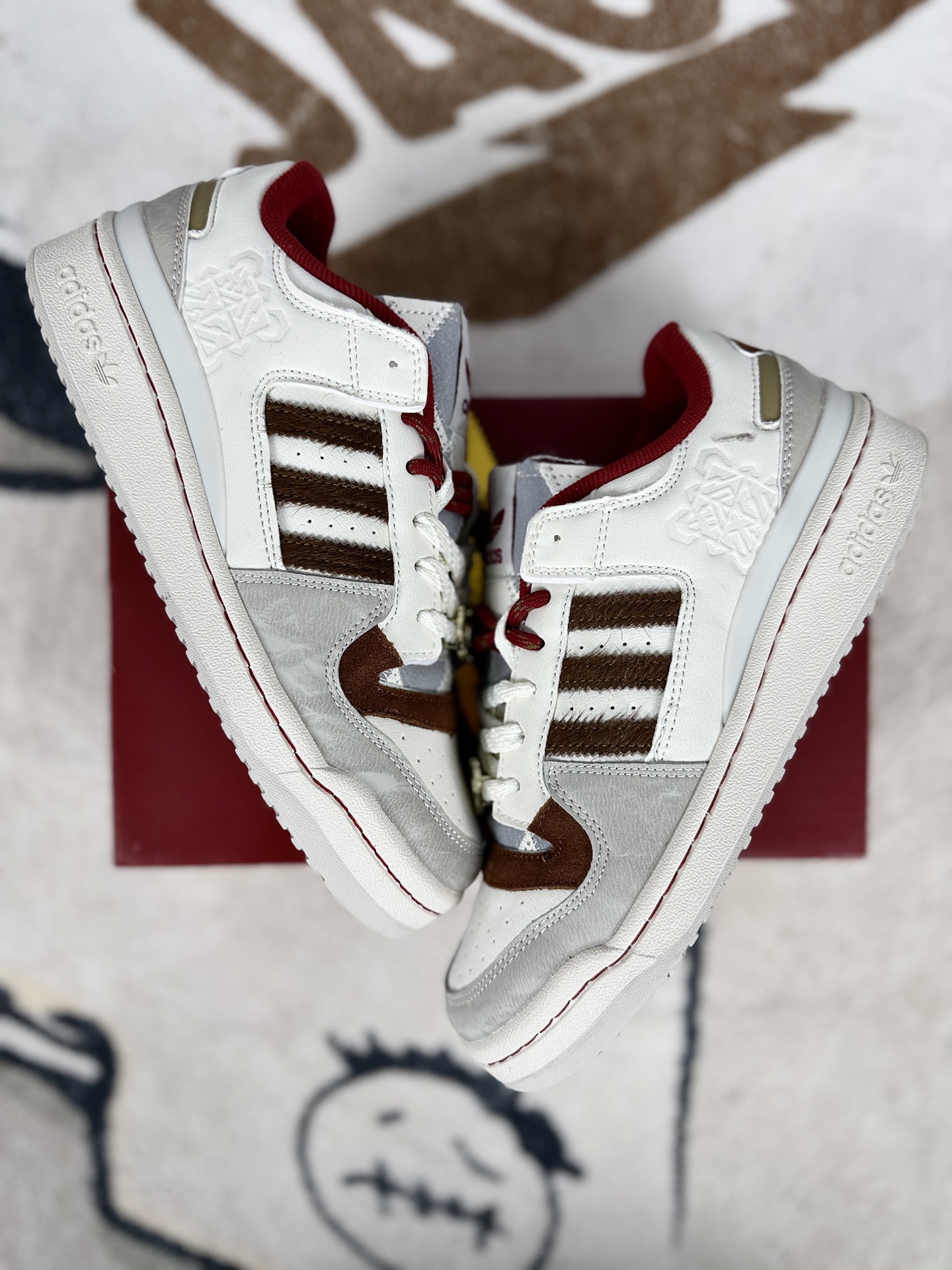 💰200   
adidas originals FORUM CL CNY新年款 马年限定 舒适贴合 低帮 板鞋 男女同款 汉玉白
▪️尺码：36-45（36 36⅔ 37⅓ 38 38⅔ 39⅓ 40 40⅔ 41⅓ 42 42⅔ 43⅓ 44 44⅔ 45⅓）
▪️货号：KJ8751
▪️诞生于1984年，由著名球鞋设计师JACQUES CHASSAING操刀，回顾八十年代的篮球赛场，ADIDAS 在所有运动品牌中势头迅猛。如今看来，经典的鞋面拼接和绑带设计，FORUM 84绝对是篮球鞋向科技方向发展的标杆之一。它不仅主导了篮球赛场，还改变了比赛的方式。同时FORUM 84 也是最早一批推出高低帮版本的篮球鞋，而这种概念也影响至今。随着时代的发展，FORUM 84 渐渐淡出了篮球赛场走向了街头。由于其功能属性与出众的外观，FORUM 84 受到了滑板运动员们的青睐，因此许多滑手选择了上脚这双球鞋。FORUM 84 也轻易地与 HIPHOP 文化挂钩，传奇组合 RUN D.M.C便非常喜欢这款球鞋，这也为如今的街头潮流打下了基础。如今复古做旧风格正劲之时，ADIDAS ORIGINALSFORUM OG 84 再次成为了人们追捧的对象，最0G的鞋型和中高帮的绑带设计，再加上泛黄氧化的中底都让其散发出了与众不同的美感。