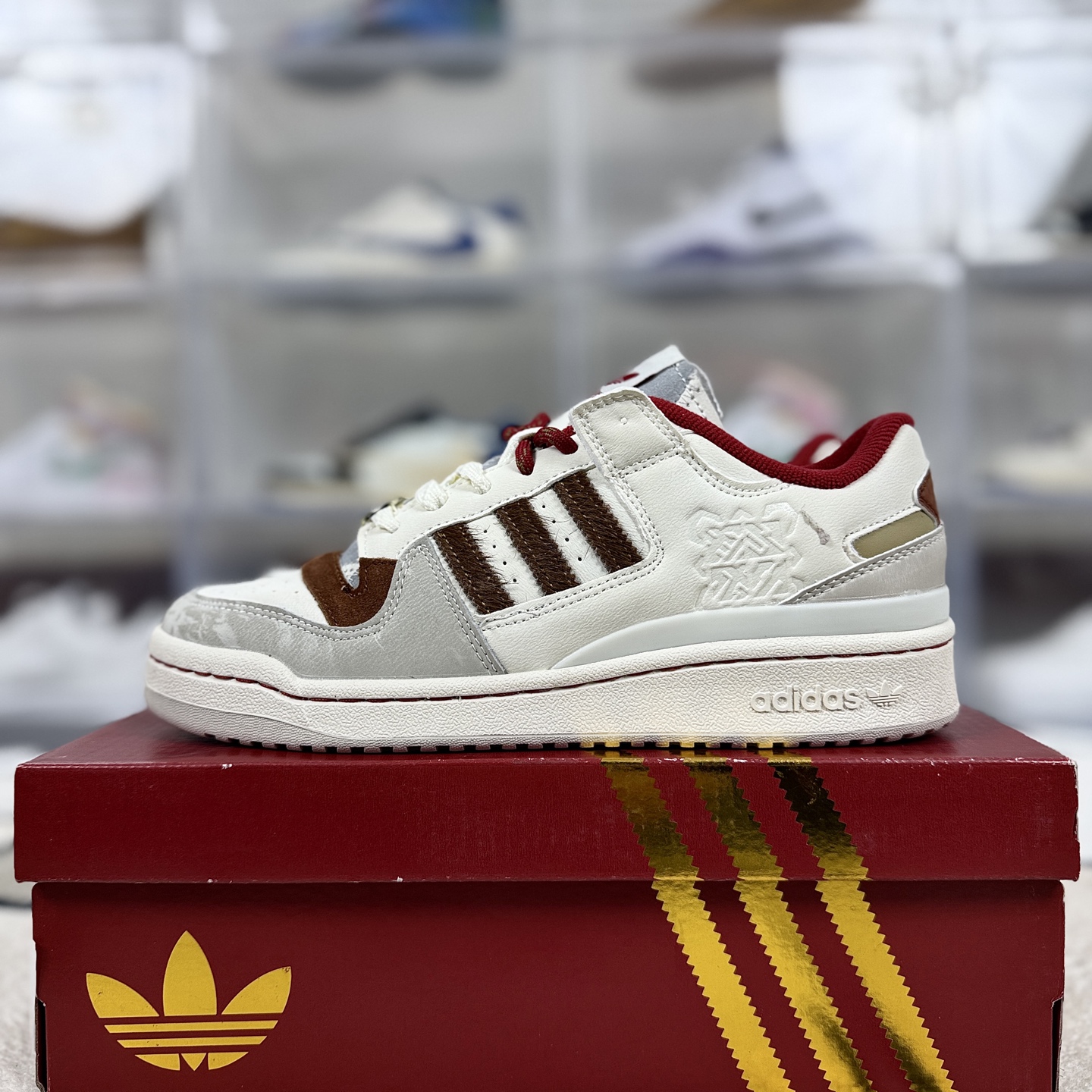 💰200   
adidas originals FORUM CL CNY新年款 马年限定 舒适贴合 低帮 板鞋 男女同款 汉玉白
▪️尺码：36-45（36 36⅔ 37⅓ 38 38⅔ 39⅓ 40 40⅔ 41⅓ 42 42⅔ 43⅓ 44 44⅔ 45⅓）
▪️货号：KJ8751
▪️诞生于1984年，由著名球鞋设计师JACQUES CHASSAING操刀，回顾八十年代的篮球赛场，ADIDAS 在所有运动品牌中势头迅猛。如今看来，经典的鞋面拼接和绑带设计，FORUM 84绝对是篮球鞋向科技方向发展的标杆之一。它不仅主导了篮球赛场，还改变了比赛的方式。同时FORUM 84 也是最早一批推出高低帮版本的篮球鞋，而这种概念也影响至今。随着时代的发展，FORUM 84 渐渐淡出了篮球赛场走向了街头。由于其功能属性与出众的外观，FORUM 84 受到了滑板运动员们的青睐，因此许多滑手选择了上脚这双球鞋。FORUM 84 也轻易地与 HIPHOP 文化挂钩，传奇组合 RUN D.M.C便非常喜欢这款球鞋，这也为如今的街头潮流打下了基础。如今复古做旧风格正劲之时，ADIDAS ORIGINALSFORUM OG 84 再次成为了人们追捧的对象，最0G的鞋型和中高帮的绑带设计，再加上泛黄氧化的中底都让其散发出了与众不同的美感。