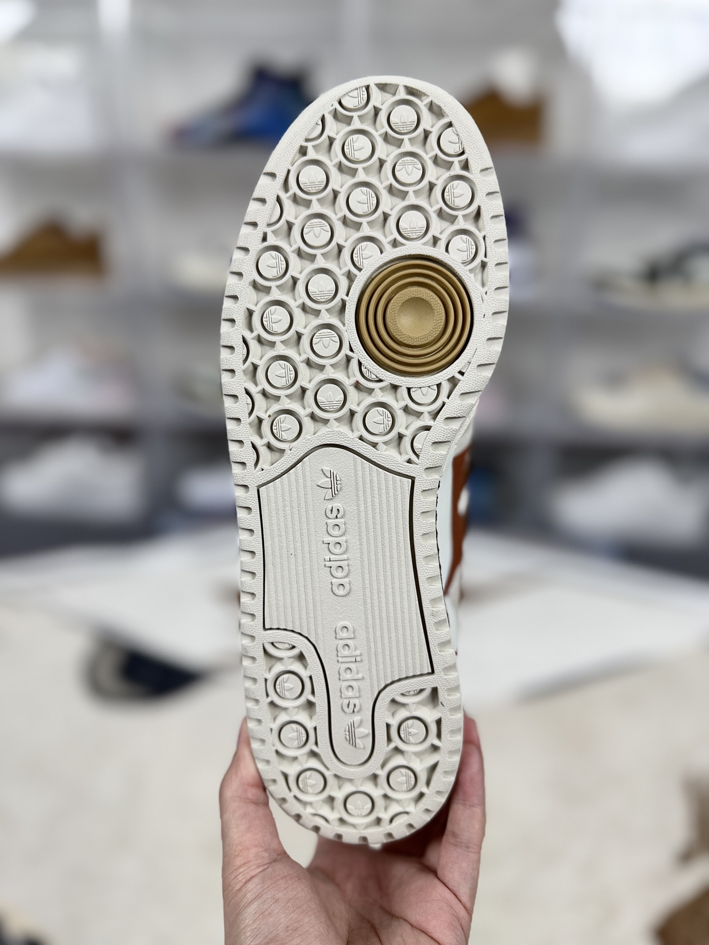 💰200   
adidas originals FORUM CL CNY新年款 马年限定 舒适贴合 低帮 板鞋 男女同款 汉玉白
▪️尺码：36-45（36 36⅔ 37⅓ 38 38⅔ 39⅓ 40 40⅔ 41⅓ 42 42⅔ 43⅓ 44 44⅔ 45⅓）
▪️货号：KJ8751
▪️诞生于1984年，由著名球鞋设计师JACQUES CHASSAING操刀，回顾八十年代的篮球赛场，ADIDAS 在所有运动品牌中势头迅猛。如今看来，经典的鞋面拼接和绑带设计，FORUM 84绝对是篮球鞋向科技方向发展的标杆之一。它不仅主导了篮球赛场，还改变了比赛的方式。同时FORUM 84 也是最早一批推出高低帮版本的篮球鞋，而这种概念也影响至今。随着时代的发展，FORUM 84 渐渐淡出了篮球赛场走向了街头。由于其功能属性与出众的外观，FORUM 84 受到了滑板运动员们的青睐，因此许多滑手选择了上脚这双球鞋。FORUM 84 也轻易地与 HIPHOP 文化挂钩，传奇组合 RUN D.M.C便非常喜欢这款球鞋，这也为如今的街头潮流打下了基础。如今复古做旧风格正劲之时，ADIDAS ORIGINALSFORUM OG 84 再次成为了人们追捧的对象，最0G的鞋型和中高帮的绑带设计，再加上泛黄氧化的中底都让其散发出了与众不同的美感。