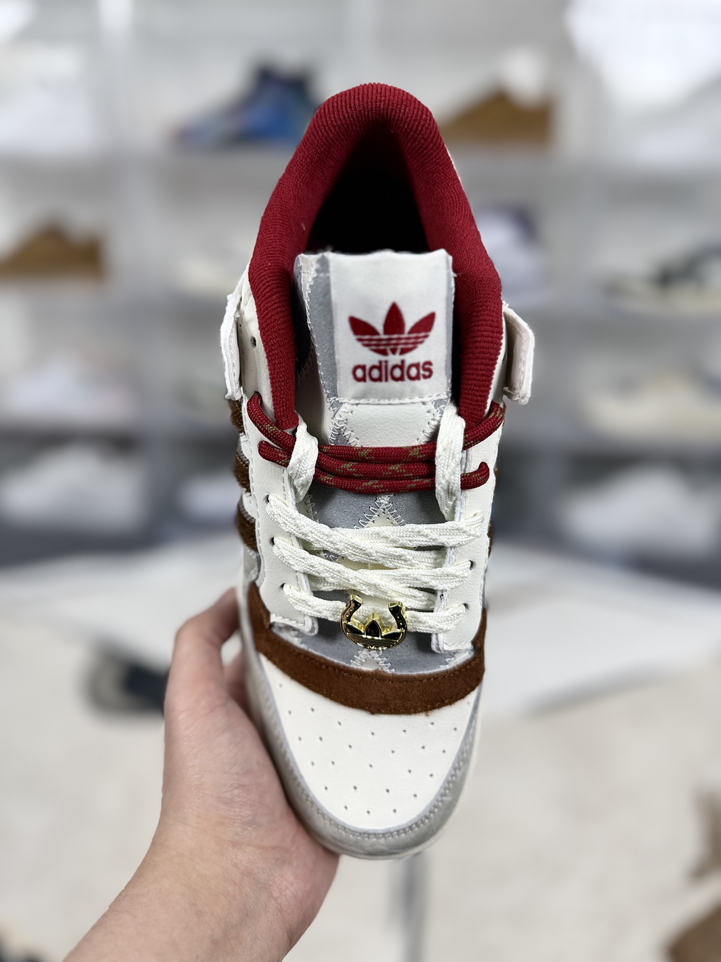 💰200   
adidas originals FORUM CL CNY新年款 马年限定 舒适贴合 低帮 板鞋 男女同款 汉玉白
▪️尺码：36-45（36 36⅔ 37⅓ 38 38⅔ 39⅓ 40 40⅔ 41⅓ 42 42⅔ 43⅓ 44 44⅔ 45⅓）
▪️货号：KJ8751
▪️诞生于1984年，由著名球鞋设计师JACQUES CHASSAING操刀，回顾八十年代的篮球赛场，ADIDAS 在所有运动品牌中势头迅猛。如今看来，经典的鞋面拼接和绑带设计，FORUM 84绝对是篮球鞋向科技方向发展的标杆之一。它不仅主导了篮球赛场，还改变了比赛的方式。同时FORUM 84 也是最早一批推出高低帮版本的篮球鞋，而这种概念也影响至今。随着时代的发展，FORUM 84 渐渐淡出了篮球赛场走向了街头。由于其功能属性与出众的外观，FORUM 84 受到了滑板运动员们的青睐，因此许多滑手选择了上脚这双球鞋。FORUM 84 也轻易地与 HIPHOP 文化挂钩，传奇组合 RUN D.M.C便非常喜欢这款球鞋，这也为如今的街头潮流打下了基础。如今复古做旧风格正劲之时，ADIDAS ORIGINALSFORUM OG 84 再次成为了人们追捧的对象，最0G的鞋型和中高帮的绑带设计，再加上泛黄氧化的中底都让其散发出了与众不同的美感。