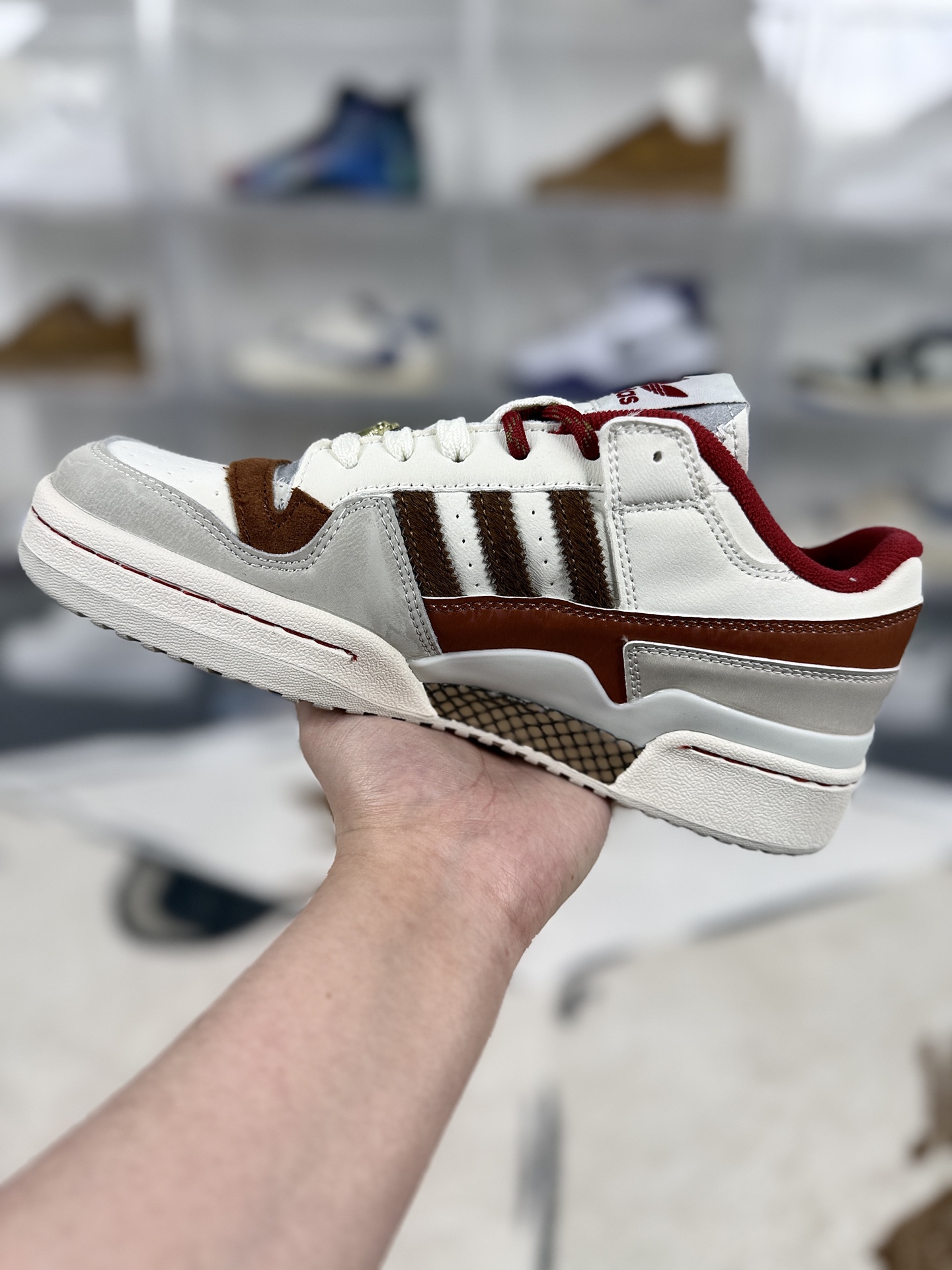 💰200   
adidas originals FORUM CL CNY新年款 马年限定 舒适贴合 低帮 板鞋 男女同款 汉玉白
▪️尺码：36-45（36 36⅔ 37⅓ 38 38⅔ 39⅓ 40 40⅔ 41⅓ 42 42⅔ 43⅓ 44 44⅔ 45⅓）
▪️货号：KJ8751
▪️诞生于1984年，由著名球鞋设计师JACQUES CHASSAING操刀，回顾八十年代的篮球赛场，ADIDAS 在所有运动品牌中势头迅猛。如今看来，经典的鞋面拼接和绑带设计，FORUM 84绝对是篮球鞋向科技方向发展的标杆之一。它不仅主导了篮球赛场，还改变了比赛的方式。同时FORUM 84 也是最早一批推出高低帮版本的篮球鞋，而这种概念也影响至今。随着时代的发展，FORUM 84 渐渐淡出了篮球赛场走向了街头。由于其功能属性与出众的外观，FORUM 84 受到了滑板运动员们的青睐，因此许多滑手选择了上脚这双球鞋。FORUM 84 也轻易地与 HIPHOP 文化挂钩，传奇组合 RUN D.M.C便非常喜欢这款球鞋，这也为如今的街头潮流打下了基础。如今复古做旧风格正劲之时，ADIDAS ORIGINALSFORUM OG 84 再次成为了人们追捧的对象，最0G的鞋型和中高帮的绑带设计，再加上泛黄氧化的中底都让其散发出了与众不同的美感。