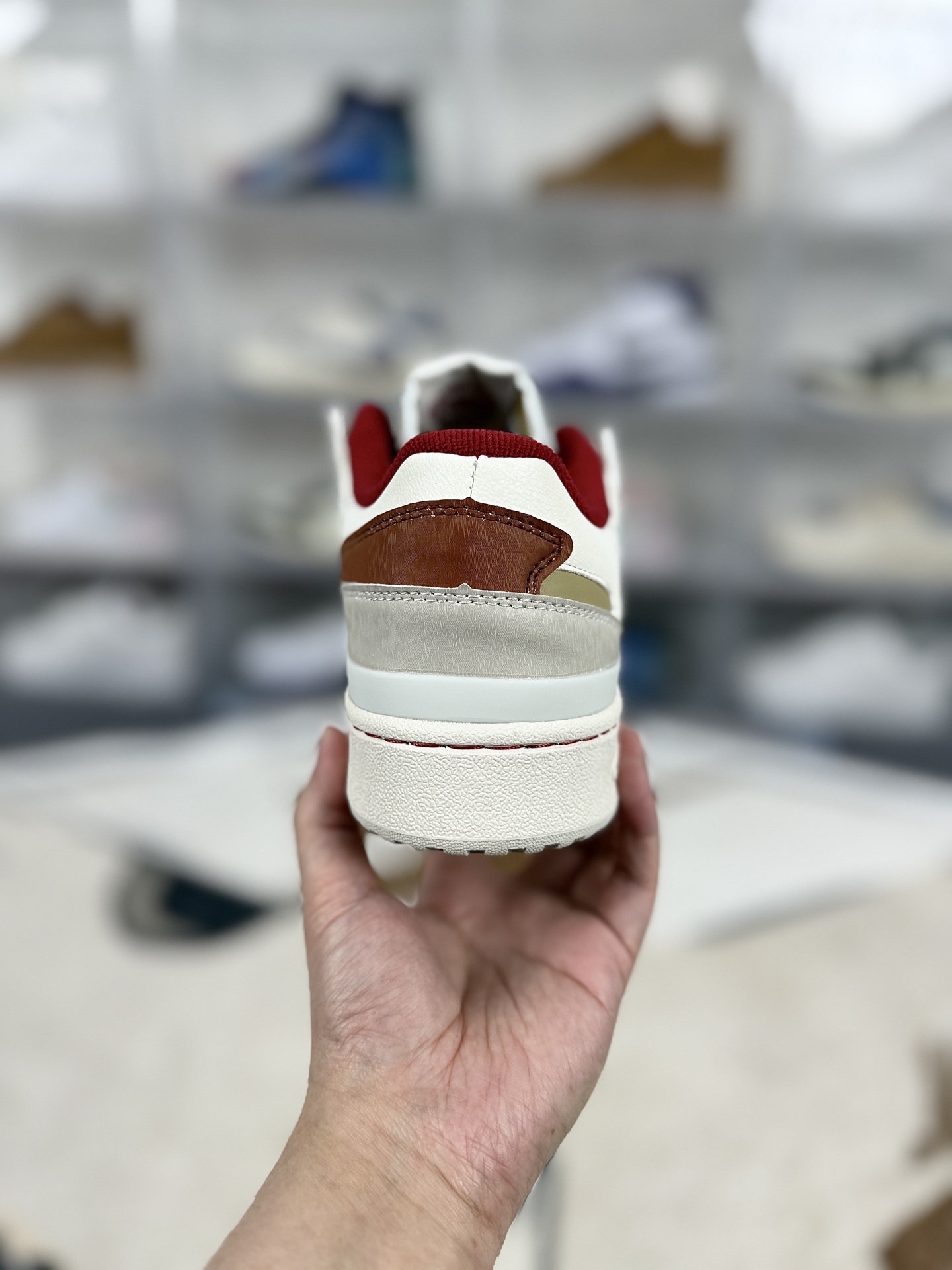 💰200   
adidas originals FORUM CL CNY新年款 马年限定 舒适贴合 低帮 板鞋 男女同款 汉玉白
▪️尺码：36-45（36 36⅔ 37⅓ 38 38⅔ 39⅓ 40 40⅔ 41⅓ 42 42⅔ 43⅓ 44 44⅔ 45⅓）
▪️货号：KJ8751
▪️诞生于1984年，由著名球鞋设计师JACQUES CHASSAING操刀，回顾八十年代的篮球赛场，ADIDAS 在所有运动品牌中势头迅猛。如今看来，经典的鞋面拼接和绑带设计，FORUM 84绝对是篮球鞋向科技方向发展的标杆之一。它不仅主导了篮球赛场，还改变了比赛的方式。同时FORUM 84 也是最早一批推出高低帮版本的篮球鞋，而这种概念也影响至今。随着时代的发展，FORUM 84 渐渐淡出了篮球赛场走向了街头。由于其功能属性与出众的外观，FORUM 84 受到了滑板运动员们的青睐，因此许多滑手选择了上脚这双球鞋。FORUM 84 也轻易地与 HIPHOP 文化挂钩，传奇组合 RUN D.M.C便非常喜欢这款球鞋，这也为如今的街头潮流打下了基础。如今复古做旧风格正劲之时，ADIDAS ORIGINALSFORUM OG 84 再次成为了人们追捧的对象，最0G的鞋型和中高帮的绑带设计，再加上泛黄氧化的中底都让其散发出了与众不同的美感。