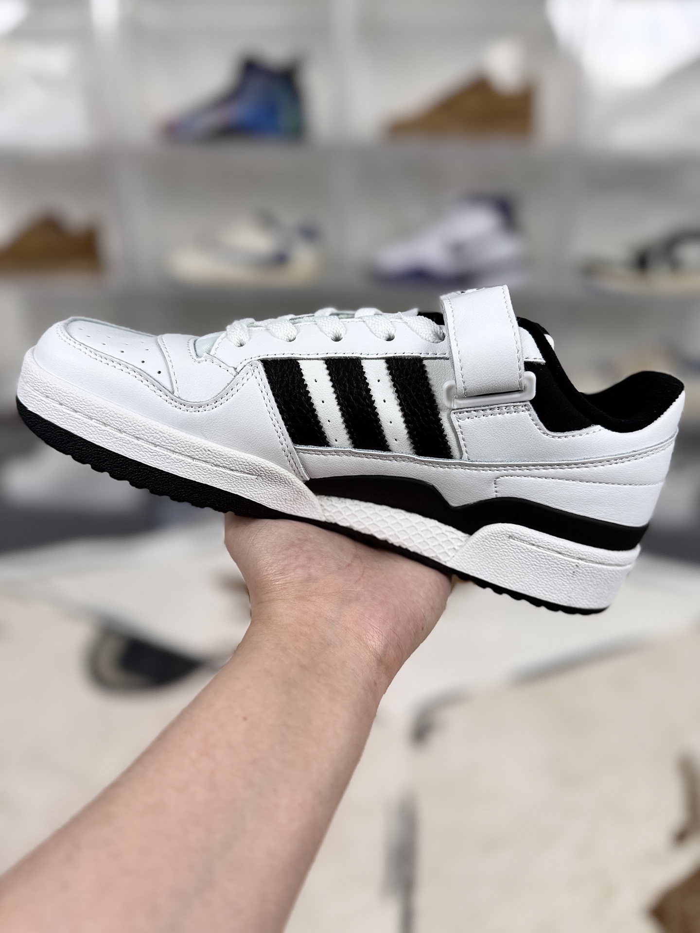 💰200   
adidas originals FORUM 84 舒适休闲薄底 耐磨 低帮 板鞋 男女款 白黑
▪️尺码：36-45（36 36⅔ 37⅓ 38 38⅔ 39⅓ 40 40⅔ 41⅓ 42 42⅔ 43⅓ 44 44⅔ 45⅓）
▪️货号：FY7757
▪️诞生于1984年，由著名球鞋设计师JACQUES CHASSAING操刀，回顾八十年代的篮球赛场，ADIDAS 在所有运动品牌中势头迅猛。如今看来，经典的鞋面拼接和绑带设计，FORUM 84绝对是篮球鞋向科技方向发展的标杆之一。它不仅主导了篮球赛场，还改变了比赛的方式。同时FORUM 84 也是最早一批推出高低帮版本的篮球鞋，而这种概念也影响至今。随着时代的发展，FORUM 84 渐渐淡出了篮球赛场走向了街头。由于其功能属性与出众的外观，FORUM 84 受到了滑板运动员们的青睐，因此许多滑手选择了上脚这双球鞋。FORUM 84 也轻易地与 HIPHOP 文化挂钩，传奇组合 RUN D.M.C便非常喜欢这款球鞋，这也为如今的街头潮流打下了基础。如今复古做旧风格正劲之时，ADIDAS ORIGINALSFORUM OG 84 再次成为了人们追捧的对象，最0G的鞋型和中高帮的绑带设计，再加上泛黄氧化的中底都让其散发出了与众不同的美感。