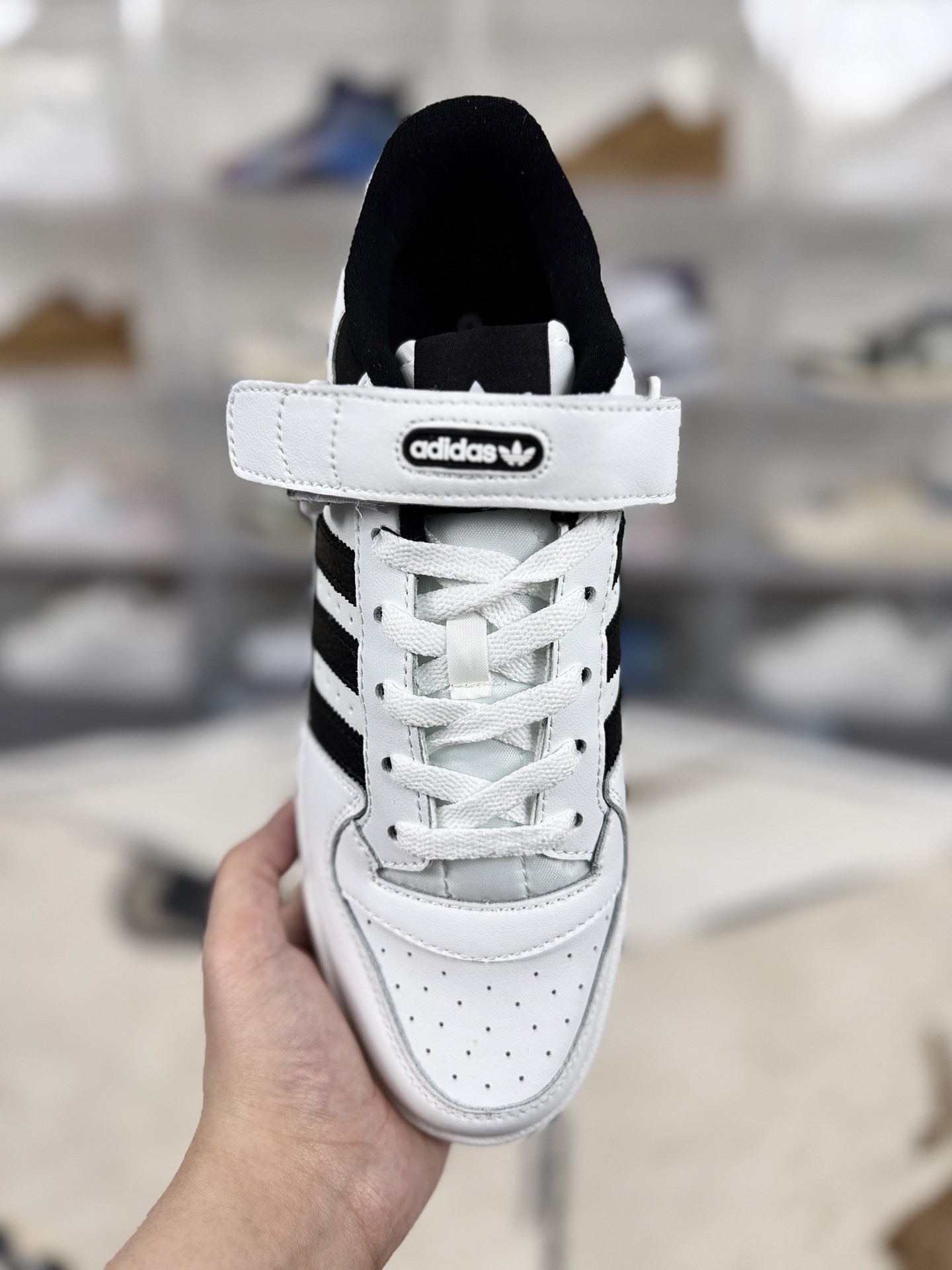 💰200   
adidas originals FORUM 84 舒适休闲薄底 耐磨 低帮 板鞋 男女款 白黑
▪️尺码：36-45（36 36⅔ 37⅓ 38 38⅔ 39⅓ 40 40⅔ 41⅓ 42 42⅔ 43⅓ 44 44⅔ 45⅓）
▪️货号：FY7757
▪️诞生于1984年，由著名球鞋设计师JACQUES CHASSAING操刀，回顾八十年代的篮球赛场，ADIDAS 在所有运动品牌中势头迅猛。如今看来，经典的鞋面拼接和绑带设计，FORUM 84绝对是篮球鞋向科技方向发展的标杆之一。它不仅主导了篮球赛场，还改变了比赛的方式。同时FORUM 84 也是最早一批推出高低帮版本的篮球鞋，而这种概念也影响至今。随着时代的发展，FORUM 84 渐渐淡出了篮球赛场走向了街头。由于其功能属性与出众的外观，FORUM 84 受到了滑板运动员们的青睐，因此许多滑手选择了上脚这双球鞋。FORUM 84 也轻易地与 HIPHOP 文化挂钩，传奇组合 RUN D.M.C便非常喜欢这款球鞋，这也为如今的街头潮流打下了基础。如今复古做旧风格正劲之时，ADIDAS ORIGINALSFORUM OG 84 再次成为了人们追捧的对象，最0G的鞋型和中高帮的绑带设计，再加上泛黄氧化的中底都让其散发出了与众不同的美感。