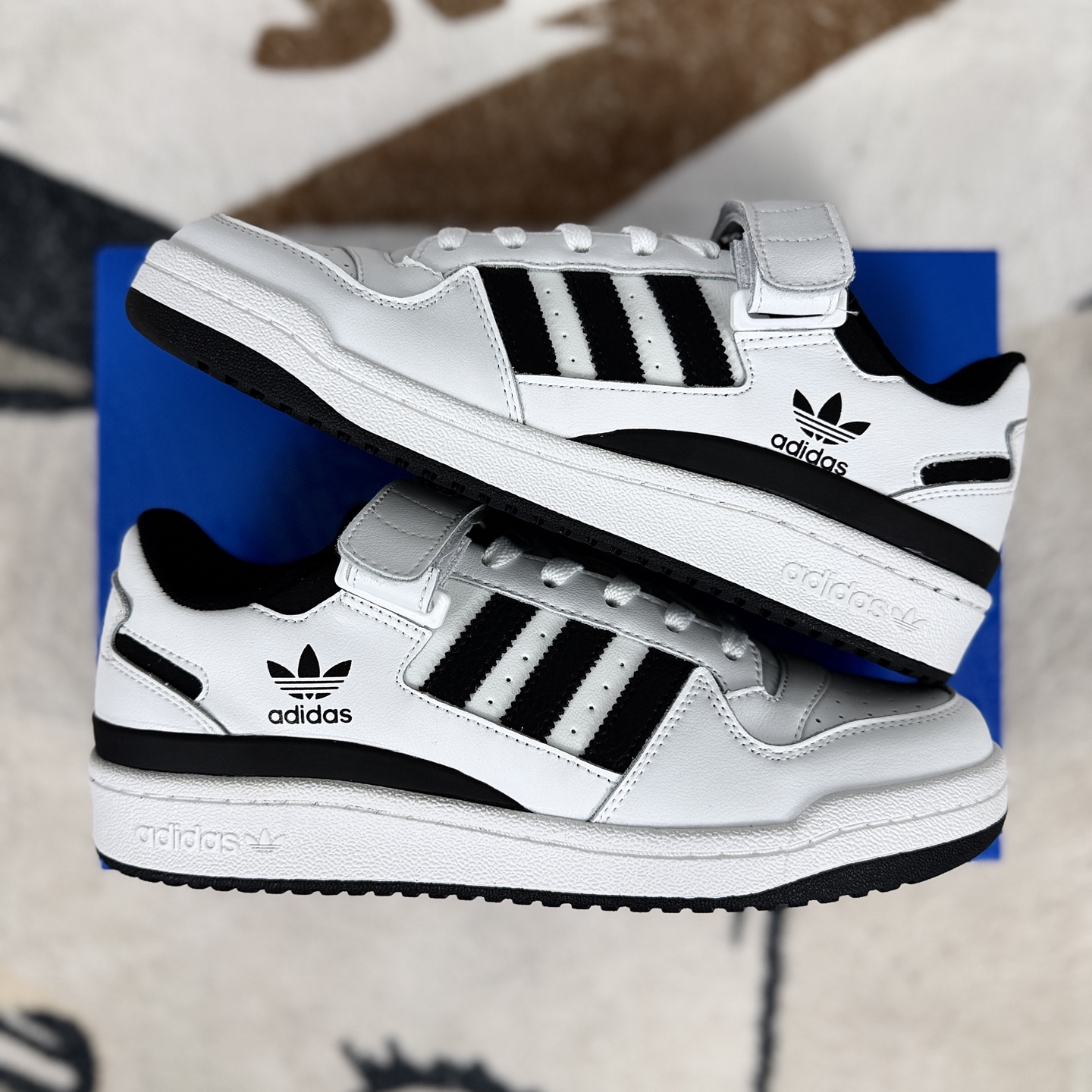 💰200   
adidas originals FORUM 84 舒适休闲薄底 耐磨 低帮 板鞋 男女款 白黑
▪️尺码：36-45（36 36⅔ 37⅓ 38 38⅔ 39⅓ 40 40⅔ 41⅓ 42 42⅔ 43⅓ 44 44⅔ 45⅓）
▪️货号：FY7757
▪️诞生于1984年，由著名球鞋设计师JACQUES CHASSAING操刀，回顾八十年代的篮球赛场，ADIDAS 在所有运动品牌中势头迅猛。如今看来，经典的鞋面拼接和绑带设计，FORUM 84绝对是篮球鞋向科技方向发展的标杆之一。它不仅主导了篮球赛场，还改变了比赛的方式。同时FORUM 84 也是最早一批推出高低帮版本的篮球鞋，而这种概念也影响至今。随着时代的发展，FORUM 84 渐渐淡出了篮球赛场走向了街头。由于其功能属性与出众的外观，FORUM 84 受到了滑板运动员们的青睐，因此许多滑手选择了上脚这双球鞋。FORUM 84 也轻易地与 HIPHOP 文化挂钩，传奇组合 RUN D.M.C便非常喜欢这款球鞋，这也为如今的街头潮流打下了基础。如今复古做旧风格正劲之时，ADIDAS ORIGINALSFORUM OG 84 再次成为了人们追捧的对象，最0G的鞋型和中高帮的绑带设计，再加上泛黄氧化的中底都让其散发出了与众不同的美感。