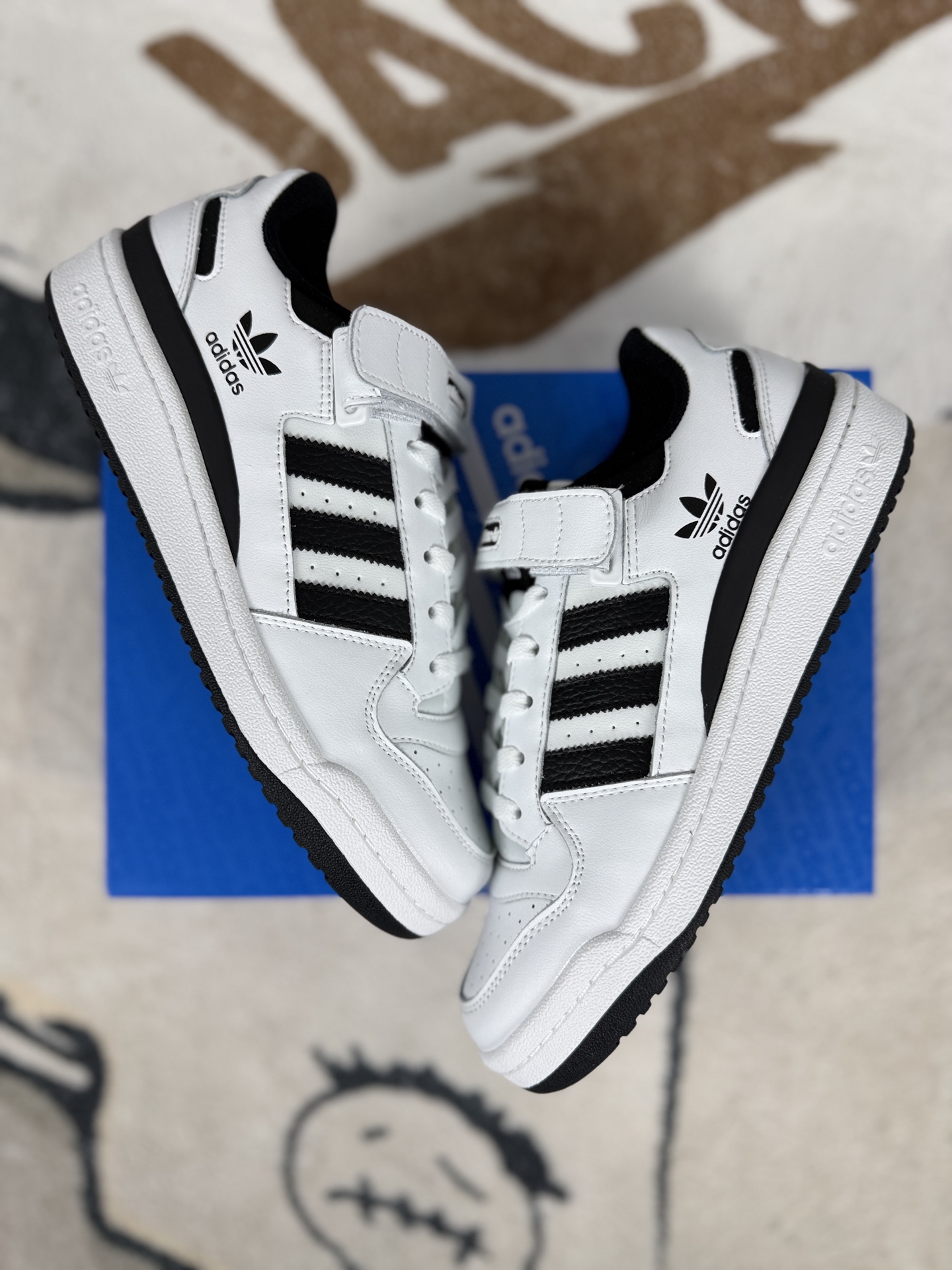 💰200   
adidas originals FORUM 84 舒适休闲薄底 耐磨 低帮 板鞋 男女款 白黑
▪️尺码：36-45（36 36⅔ 37⅓ 38 38⅔ 39⅓ 40 40⅔ 41⅓ 42 42⅔ 43⅓ 44 44⅔ 45⅓）
▪️货号：FY7757
▪️诞生于1984年，由著名球鞋设计师JACQUES CHASSAING操刀，回顾八十年代的篮球赛场，ADIDAS 在所有运动品牌中势头迅猛。如今看来，经典的鞋面拼接和绑带设计，FORUM 84绝对是篮球鞋向科技方向发展的标杆之一。它不仅主导了篮球赛场，还改变了比赛的方式。同时FORUM 84 也是最早一批推出高低帮版本的篮球鞋，而这种概念也影响至今。随着时代的发展，FORUM 84 渐渐淡出了篮球赛场走向了街头。由于其功能属性与出众的外观，FORUM 84 受到了滑板运动员们的青睐，因此许多滑手选择了上脚这双球鞋。FORUM 84 也轻易地与 HIPHOP 文化挂钩，传奇组合 RUN D.M.C便非常喜欢这款球鞋，这也为如今的街头潮流打下了基础。如今复古做旧风格正劲之时，ADIDAS ORIGINALSFORUM OG 84 再次成为了人们追捧的对象，最0G的鞋型和中高帮的绑带设计，再加上泛黄氧化的中底都让其散发出了与众不同的美感。