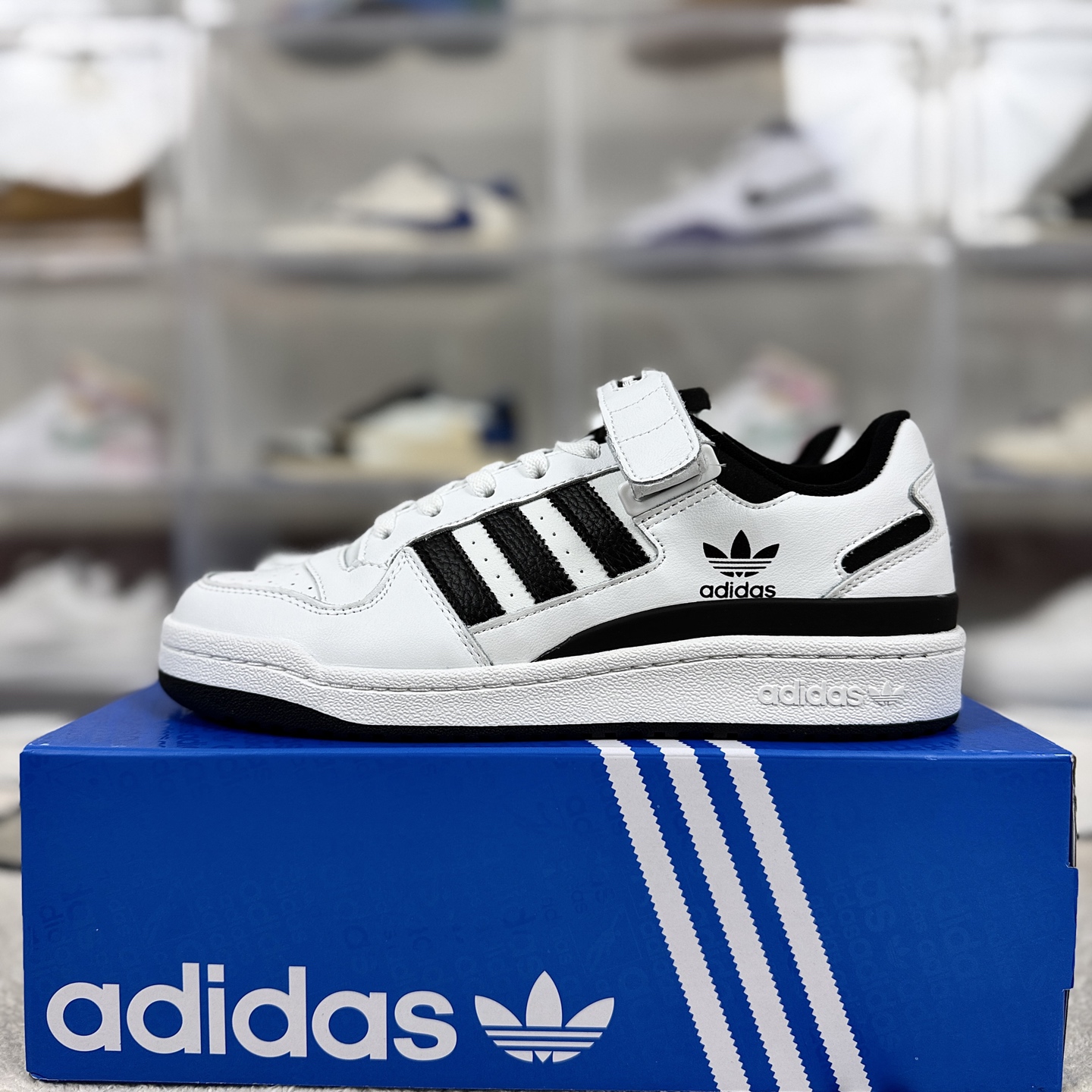 💰200   
adidas originals FORUM 84 舒适休闲薄底 耐磨 低帮 板鞋 男女款 白黑
▪️尺码：36-45（36 36⅔ 37⅓ 38 38⅔ 39⅓ 40 40⅔ 41⅓ 42 42⅔ 43⅓ 44 44⅔ 45⅓）
▪️货号：FY7757
▪️诞生于1984年，由著名球鞋设计师JACQUES CHASSAING操刀，回顾八十年代的篮球赛场，ADIDAS 在所有运动品牌中势头迅猛。如今看来，经典的鞋面拼接和绑带设计，FORUM 84绝对是篮球鞋向科技方向发展的标杆之一。它不仅主导了篮球赛场，还改变了比赛的方式。同时FORUM 84 也是最早一批推出高低帮版本的篮球鞋，而这种概念也影响至今。随着时代的发展，FORUM 84 渐渐淡出了篮球赛场走向了街头。由于其功能属性与出众的外观，FORUM 84 受到了滑板运动员们的青睐，因此许多滑手选择了上脚这双球鞋。FORUM 84 也轻易地与 HIPHOP 文化挂钩，传奇组合 RUN D.M.C便非常喜欢这款球鞋，这也为如今的街头潮流打下了基础。如今复古做旧风格正劲之时，ADIDAS ORIGINALSFORUM OG 84 再次成为了人们追捧的对象，最0G的鞋型和中高帮的绑带设计，再加上泛黄氧化的中底都让其散发出了与众不同的美感。