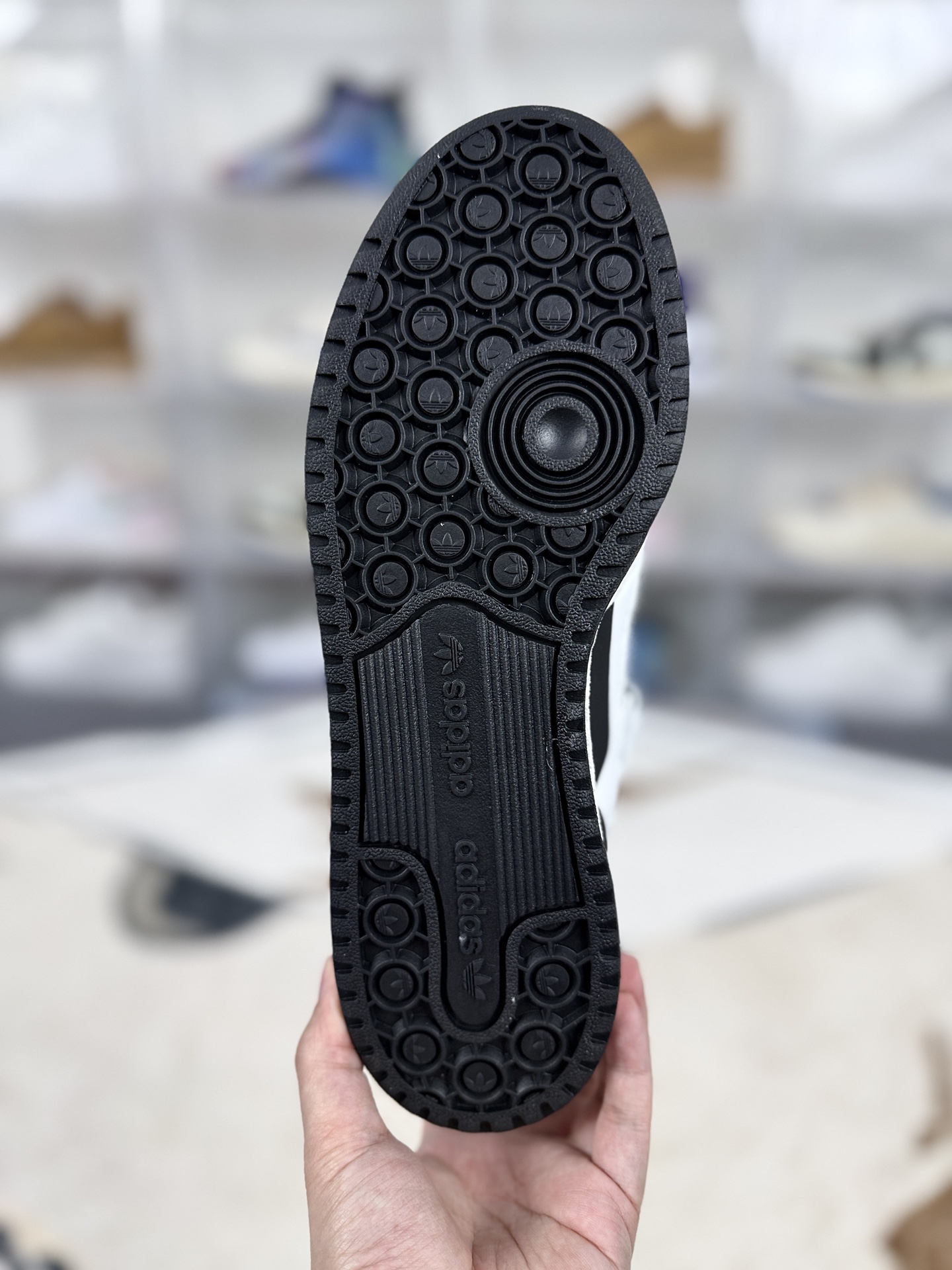 💰200   
adidas originals FORUM 84 舒适休闲薄底 耐磨 低帮 板鞋 男女款 白黑
▪️尺码：36-45（36 36⅔ 37⅓ 38 38⅔ 39⅓ 40 40⅔ 41⅓ 42 42⅔ 43⅓ 44 44⅔ 45⅓）
▪️货号：FY7757
▪️诞生于1984年，由著名球鞋设计师JACQUES CHASSAING操刀，回顾八十年代的篮球赛场，ADIDAS 在所有运动品牌中势头迅猛。如今看来，经典的鞋面拼接和绑带设计，FORUM 84绝对是篮球鞋向科技方向发展的标杆之一。它不仅主导了篮球赛场，还改变了比赛的方式。同时FORUM 84 也是最早一批推出高低帮版本的篮球鞋，而这种概念也影响至今。随着时代的发展，FORUM 84 渐渐淡出了篮球赛场走向了街头。由于其功能属性与出众的外观，FORUM 84 受到了滑板运动员们的青睐，因此许多滑手选择了上脚这双球鞋。FORUM 84 也轻易地与 HIPHOP 文化挂钩，传奇组合 RUN D.M.C便非常喜欢这款球鞋，这也为如今的街头潮流打下了基础。如今复古做旧风格正劲之时，ADIDAS ORIGINALSFORUM OG 84 再次成为了人们追捧的对象，最0G的鞋型和中高帮的绑带设计，再加上泛黄氧化的中底都让其散发出了与众不同的美感。