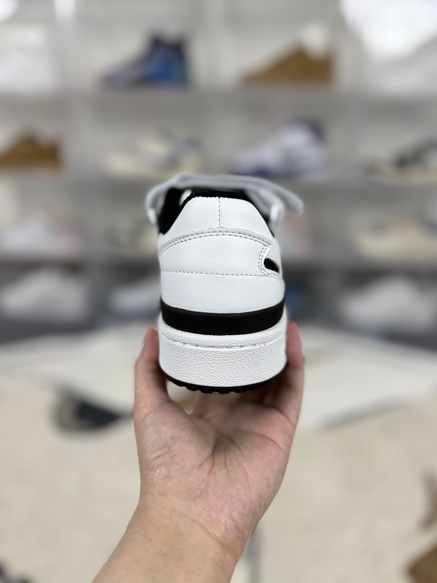 💰200   
adidas originals FORUM 84 舒适休闲薄底 耐磨 低帮 板鞋 男女款 白黑
▪️尺码：36-45（36 36⅔ 37⅓ 38 38⅔ 39⅓ 40 40⅔ 41⅓ 42 42⅔ 43⅓ 44 44⅔ 45⅓）
▪️货号：FY7757
▪️诞生于1984年，由著名球鞋设计师JACQUES CHASSAING操刀，回顾八十年代的篮球赛场，ADIDAS 在所有运动品牌中势头迅猛。如今看来，经典的鞋面拼接和绑带设计，FORUM 84绝对是篮球鞋向科技方向发展的标杆之一。它不仅主导了篮球赛场，还改变了比赛的方式。同时FORUM 84 也是最早一批推出高低帮版本的篮球鞋，而这种概念也影响至今。随着时代的发展，FORUM 84 渐渐淡出了篮球赛场走向了街头。由于其功能属性与出众的外观，FORUM 84 受到了滑板运动员们的青睐，因此许多滑手选择了上脚这双球鞋。FORUM 84 也轻易地与 HIPHOP 文化挂钩，传奇组合 RUN D.M.C便非常喜欢这款球鞋，这也为如今的街头潮流打下了基础。如今复古做旧风格正劲之时，ADIDAS ORIGINALSFORUM OG 84 再次成为了人们追捧的对象，最0G的鞋型和中高帮的绑带设计，再加上泛黄氧化的中底都让其散发出了与众不同的美感。