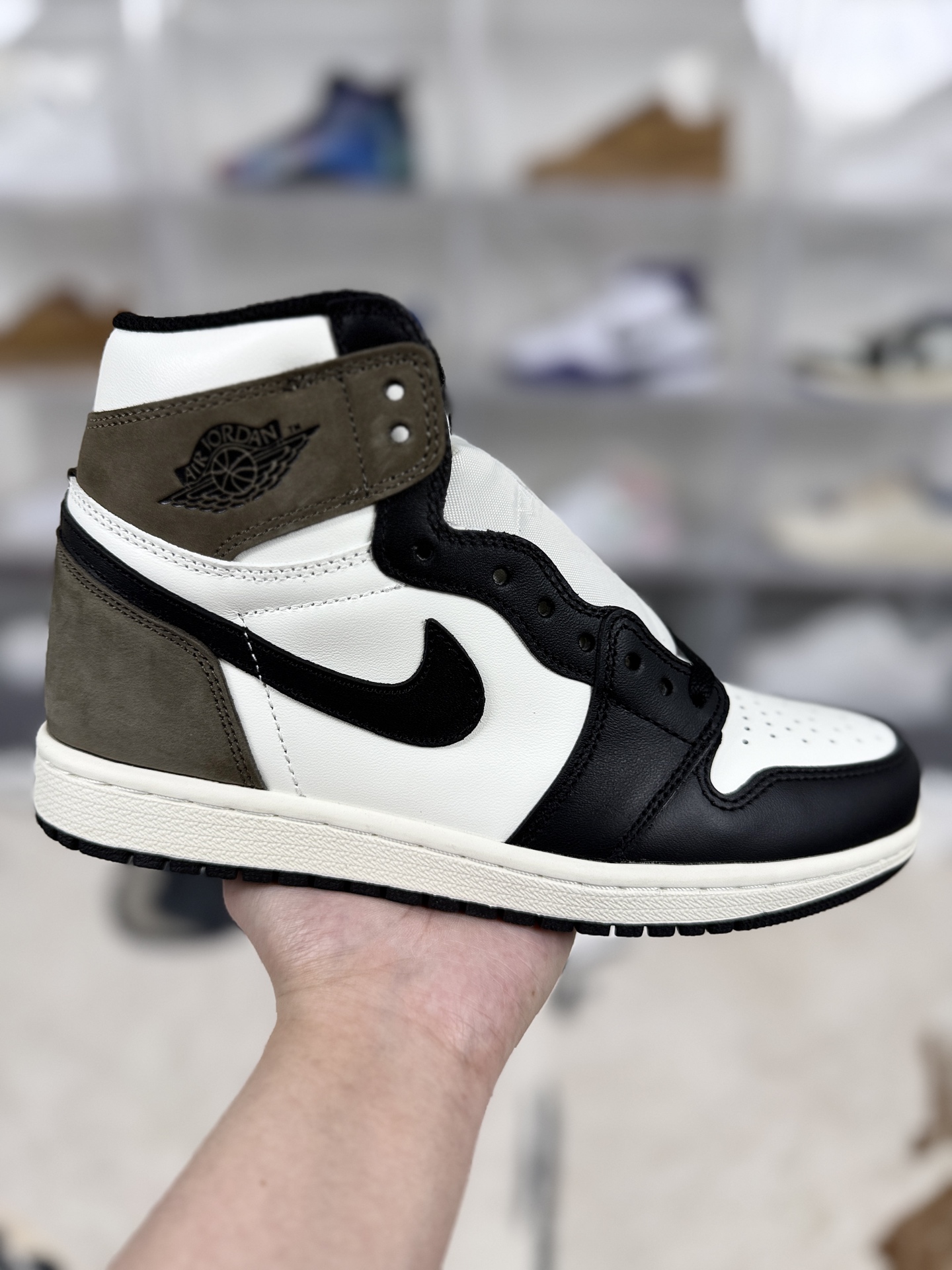 本地💰240
▪️GK2.0
Jordan Air Jordan 1 Retro High OG Dark Mocha 合成革皮革 小倒钩 高帮 复古篮球鞋 男女同款 黑摩卡
▪️尺码:36-47.5(35.5 36 36.5 37.5 38 38.5 39 40 40.5 41 42 42.5 43 44 44.5 45 46 47.5)
▪️货号:555088-105/575441-105
▪️Air Jordan 1复古篮球鞋是耐克为篮球巨星迈克尔·乔丹打造的经典鞋款,自1985年问世以来,凭借独特的设计、卓越的性能和深厚的文化底蕴,成为篮球鞋领域的传奇之作。Air Jordan 1的设计灵感源于乔丹在北卡罗来纳大学时期的球鞋风格,融合了篮球运动的实用需求与时尚元素。1984年,耐克与乔丹签约,为其量身定制首款签名鞋,旨在通过独特的设计吸引目光,同时满足乔丹在赛场上的高性能需求。多采用优质全粒面皮革或麂皮材质,质感细腻,耐磨性强,同时赋予鞋款复古质感与高级触感,部分款式还通过做旧、磨砂等工艺强化复古氛围。鞋侧的Swoosh标志、后跟的Wings飞翼标志、鞋舌的Jumpman标志等经典元素,成为Air Jordan 1的标志性符号,既传承了品牌基因,又增添了时尚感。搭载Nike Air气垫技术(部分款式为内嵌式Air缓震),提供良好的缓震性能,有效吸收冲击力,减轻脚部压力,适合长时间运动。Air Jordan 1不仅是篮球鞋,更成为流行文化符号。它见证了乔丹从新秀到传奇的崛起历程,与乔丹的“飞人”形象紧密相连,代表着力量、速度与突破。