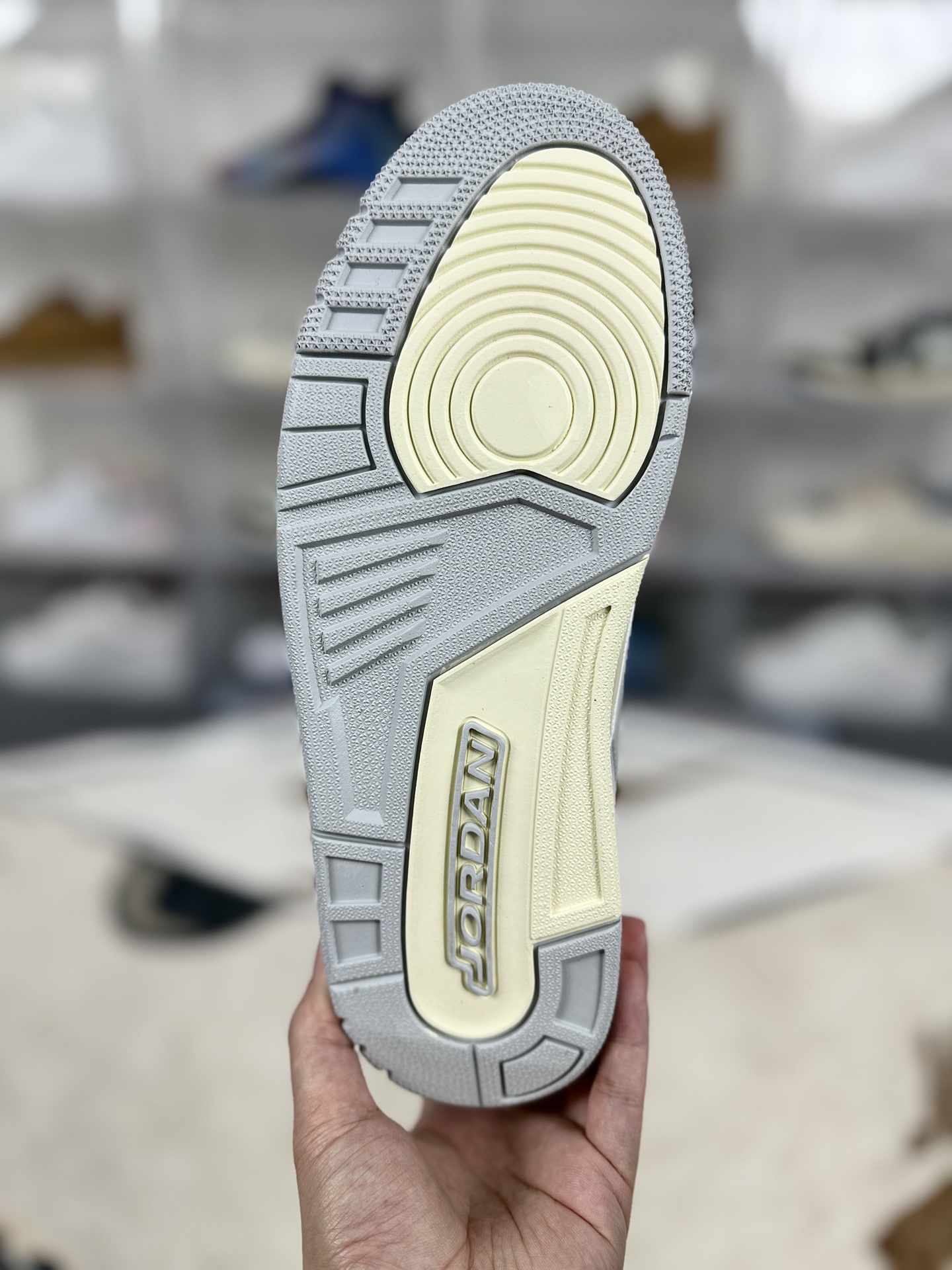💰200   
Jordan Legacy 312 Low 皮革 运动舒适 防滑减震 低帮篮球鞋 白银 AJ312
▪️尺码：36-46（36 36.5 37.5 38 38.5 39 40 40.5 41 42 42.5 43 44 44.5 45 46）
▪️货号：HJ3483-101
▪️2018年，Air Jordan Legacy 312第一次出现，就拥有了极大的热度，直至今日，Jordan Legacy 312再次迎来了全新配色。Air Jordan Legacy 312由Air Jordan品牌联合街头潮流设计师Don C共同打造。汇集Air Jordan1、Air Jordan3和Alpha Force II ，三个经典鞋款的标志性细节，来诉说对家乡芝加哥的留恋，312也正是芝加哥的区号。