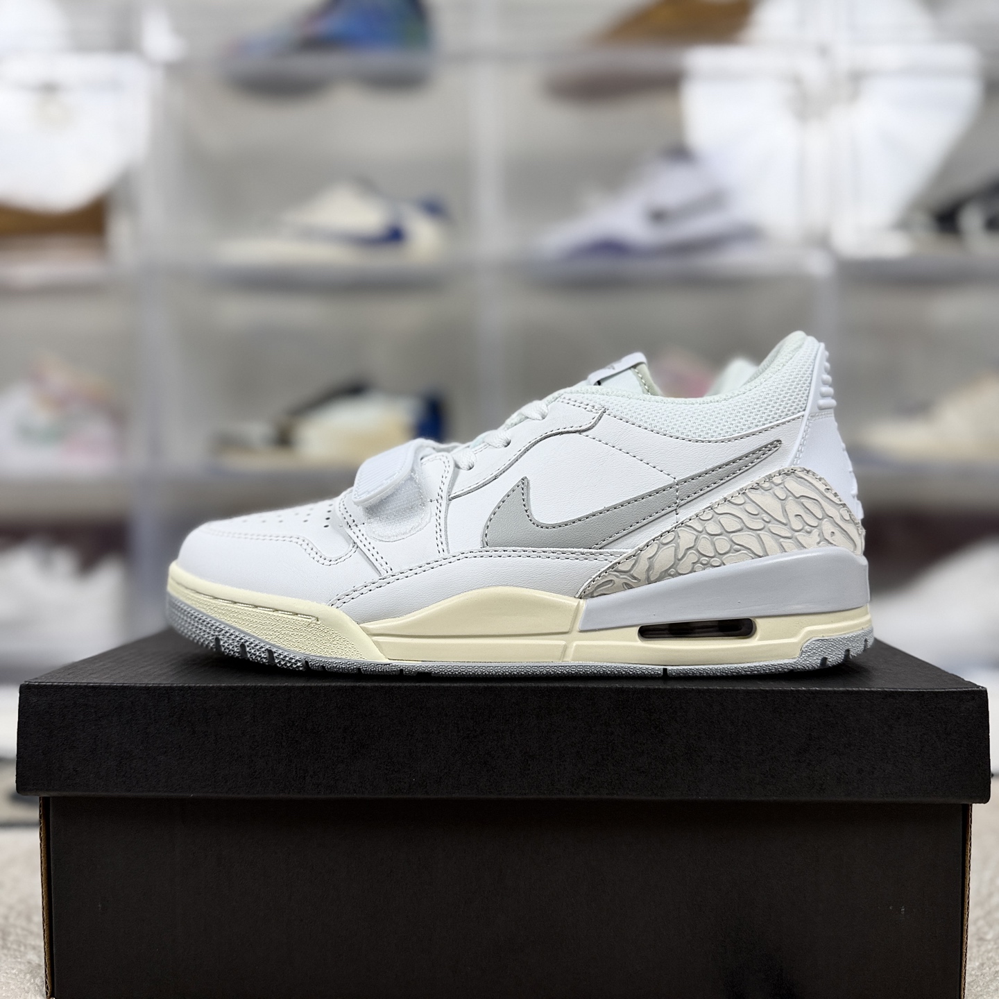 💰200   
Jordan Legacy 312 Low 皮革 运动舒适 防滑减震 低帮篮球鞋 白银 AJ312
▪️尺码：36-46（36 36.5 37.5 38 38.5 39 40 40.5 41 42 42.5 43 44 44.5 45 46）
▪️货号：HJ3483-101
▪️2018年，Air Jordan Legacy 312第一次出现，就拥有了极大的热度，直至今日，Jordan Legacy 312再次迎来了全新配色。Air Jordan Legacy 312由Air Jordan品牌联合街头潮流设计师Don C共同打造。汇集Air Jordan1、Air Jordan3和Alpha Force II ，三个经典鞋款的标志性细节，来诉说对家乡芝加哥的留恋，312也正是芝加哥的区号。