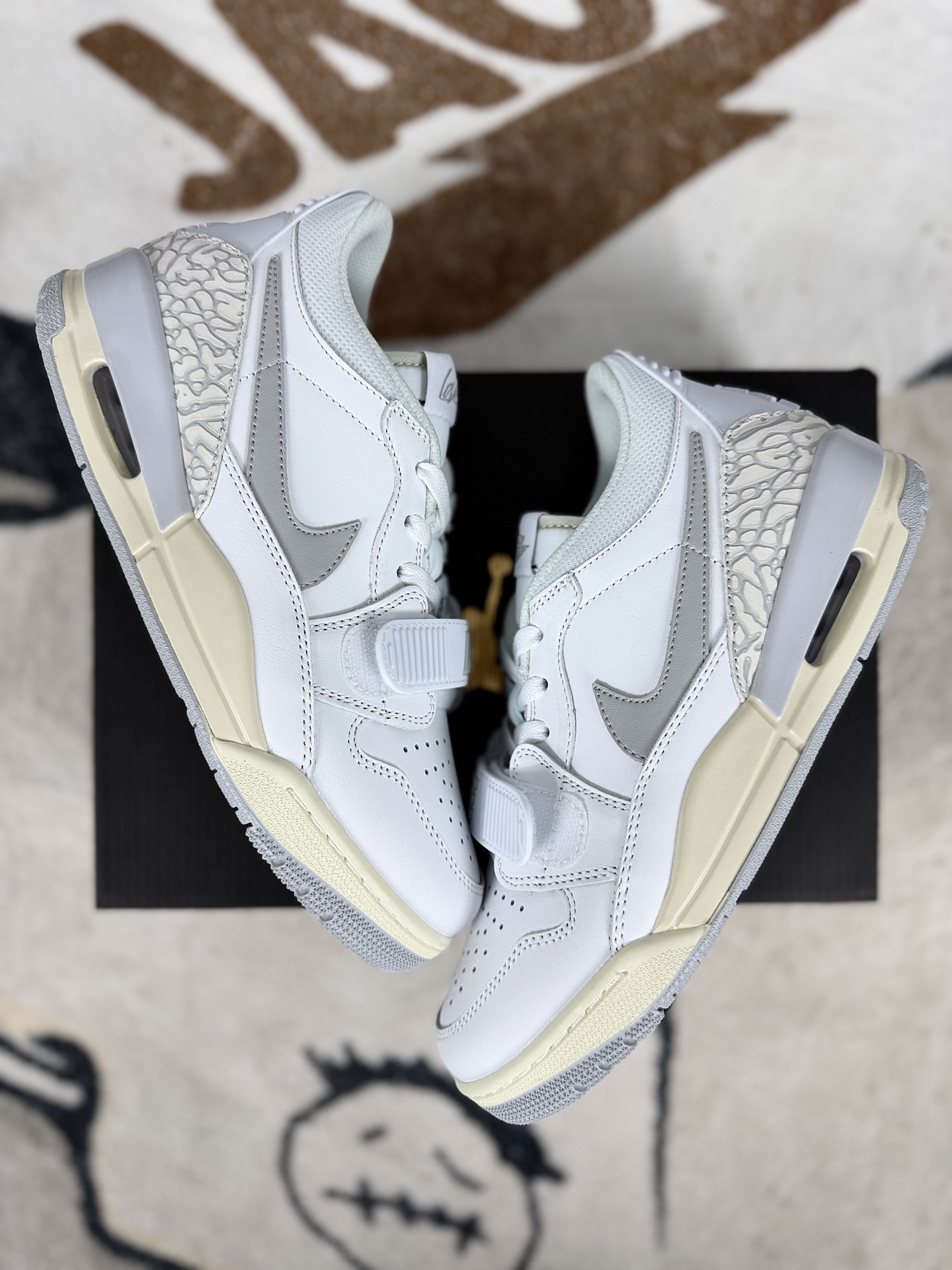 💰200   
Jordan Legacy 312 Low 皮革 运动舒适 防滑减震 低帮篮球鞋 白银 AJ312
▪️尺码：36-46（36 36.5 37.5 38 38.5 39 40 40.5 41 42 42.5 43 44 44.5 45 46）
▪️货号：HJ3483-101
▪️2018年，Air Jordan Legacy 312第一次出现，就拥有了极大的热度，直至今日，Jordan Legacy 312再次迎来了全新配色。Air Jordan Legacy 312由Air Jordan品牌联合街头潮流设计师Don C共同打造。汇集Air Jordan1、Air Jordan3和Alpha Force II ，三个经典鞋款的标志性细节，来诉说对家乡芝加哥的留恋，312也正是芝加哥的区号。
