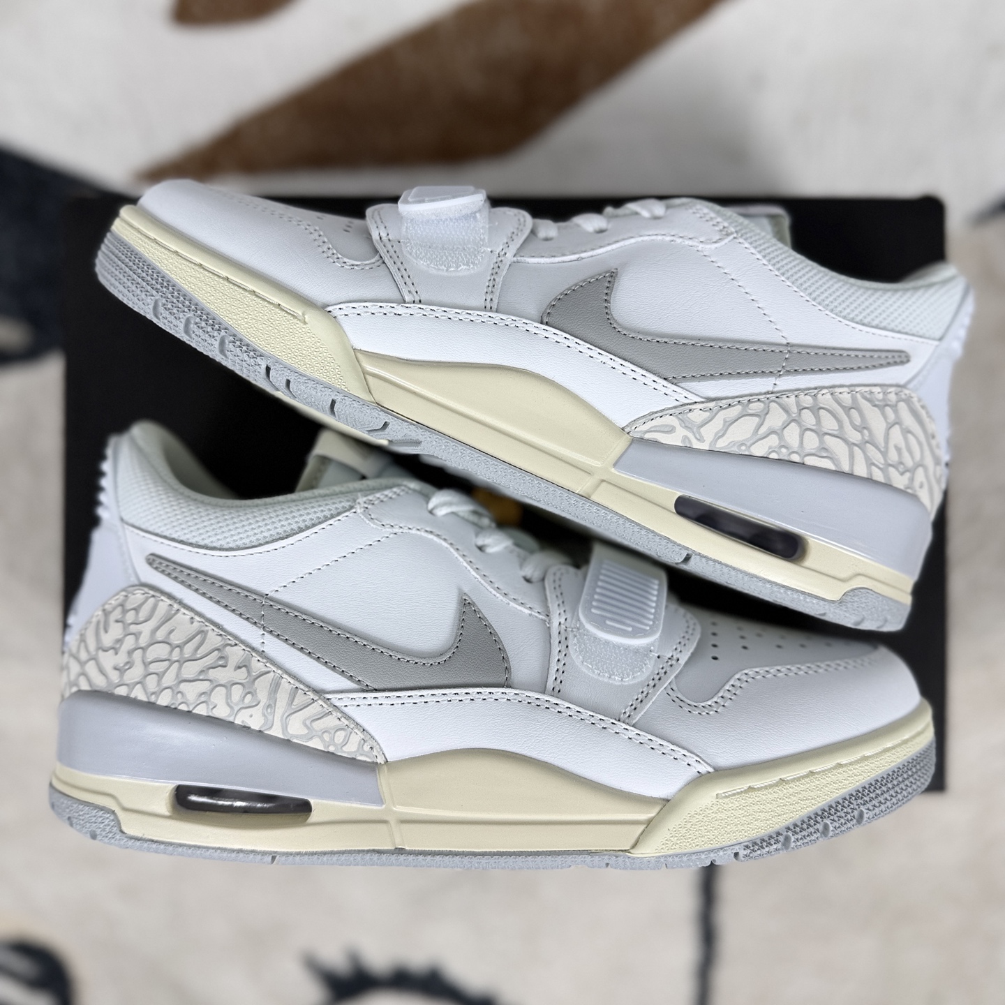 💰200   
Jordan Legacy 312 Low 皮革 运动舒适 防滑减震 低帮篮球鞋 白银 AJ312
▪️尺码：36-46（36 36.5 37.5 38 38.5 39 40 40.5 41 42 42.5 43 44 44.5 45 46）
▪️货号：HJ3483-101
▪️2018年，Air Jordan Legacy 312第一次出现，就拥有了极大的热度，直至今日，Jordan Legacy 312再次迎来了全新配色。Air Jordan Legacy 312由Air Jordan品牌联合街头潮流设计师Don C共同打造。汇集Air Jordan1、Air Jordan3和Alpha Force II ，三个经典鞋款的标志性细节，来诉说对家乡芝加哥的留恋，312也正是芝加哥的区号。