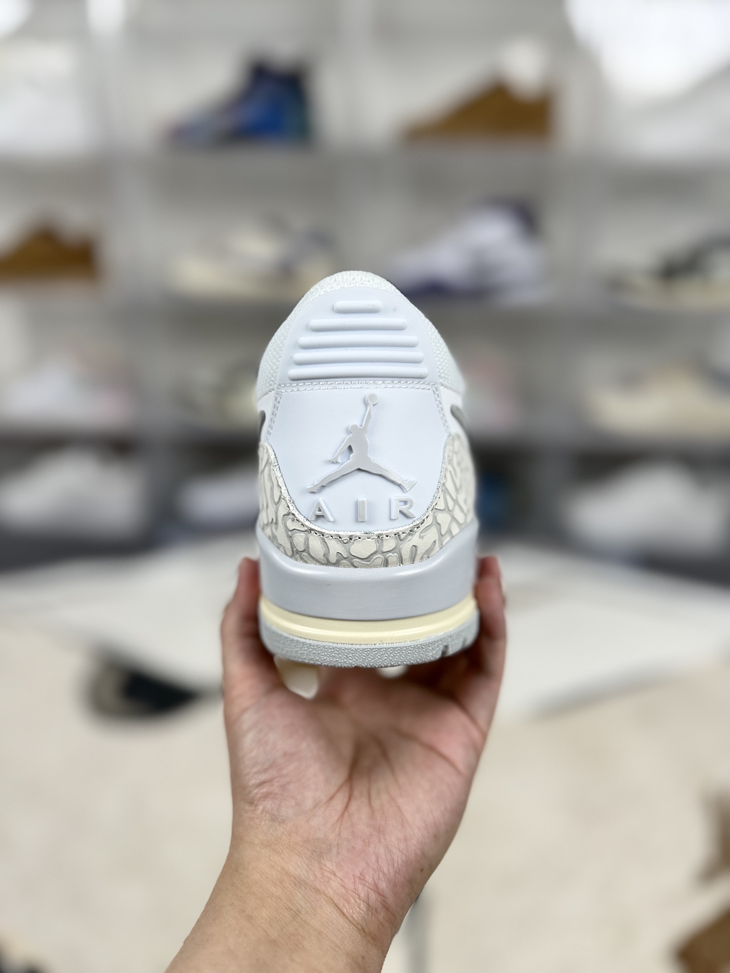 💰200   
Jordan Legacy 312 Low 皮革 运动舒适 防滑减震 低帮篮球鞋 白银 AJ312
▪️尺码：36-46（36 36.5 37.5 38 38.5 39 40 40.5 41 42 42.5 43 44 44.5 45 46）
▪️货号：HJ3483-101
▪️2018年，Air Jordan Legacy 312第一次出现，就拥有了极大的热度，直至今日，Jordan Legacy 312再次迎来了全新配色。Air Jordan Legacy 312由Air Jordan品牌联合街头潮流设计师Don C共同打造。汇集Air Jordan1、Air Jordan3和Alpha Force II ，三个经典鞋款的标志性细节，来诉说对家乡芝加哥的留恋，312也正是芝加哥的区号。
