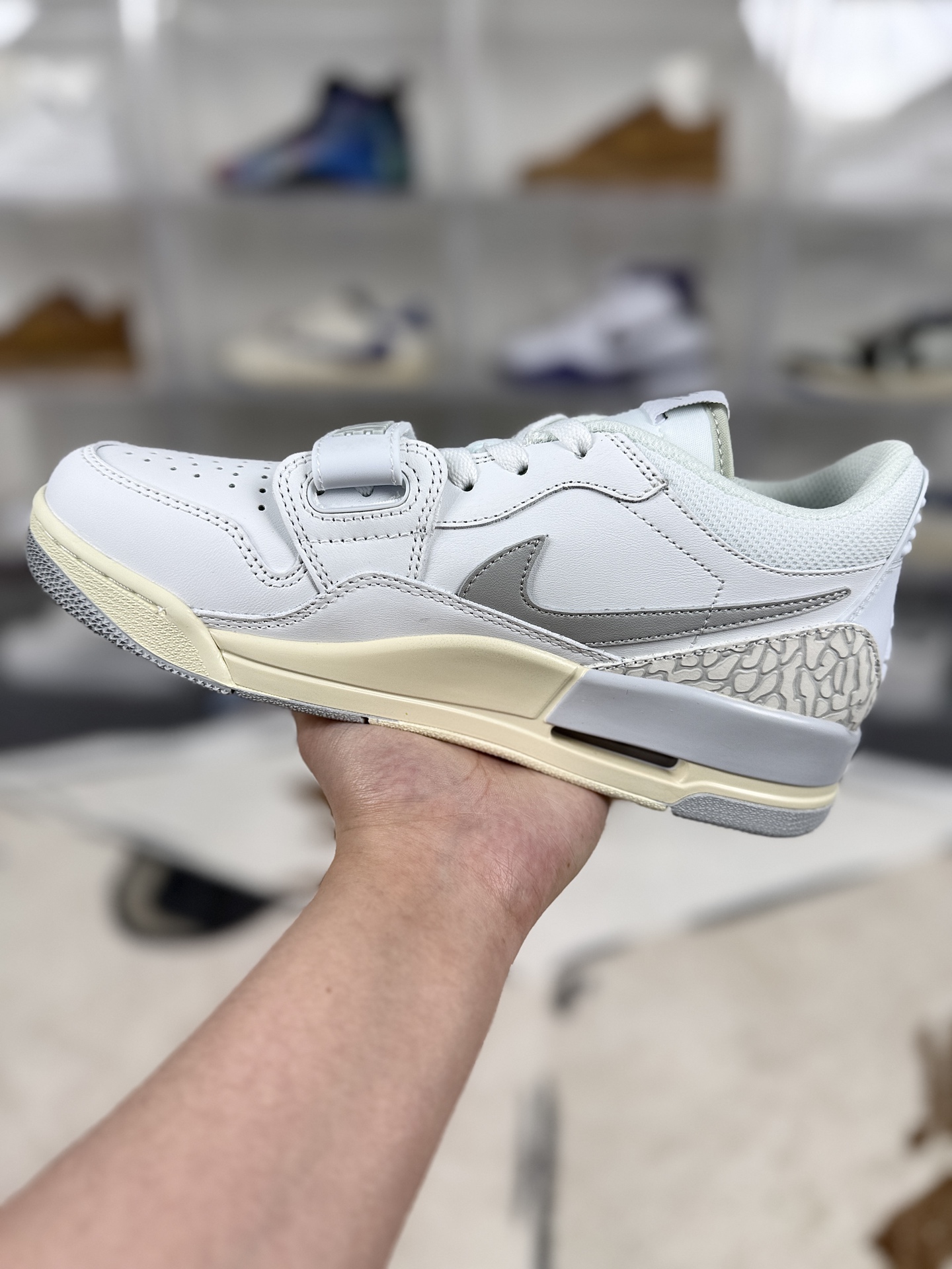 💰200   
Jordan Legacy 312 Low 皮革 运动舒适 防滑减震 低帮篮球鞋 白银 AJ312
▪️尺码：36-46（36 36.5 37.5 38 38.5 39 40 40.5 41 42 42.5 43 44 44.5 45 46）
▪️货号：HJ3483-101
▪️2018年，Air Jordan Legacy 312第一次出现，就拥有了极大的热度，直至今日，Jordan Legacy 312再次迎来了全新配色。Air Jordan Legacy 312由Air Jordan品牌联合街头潮流设计师Don C共同打造。汇集Air Jordan1、Air Jordan3和Alpha Force II ，三个经典鞋款的标志性细节，来诉说对家乡芝加哥的留恋，312也正是芝加哥的区号。