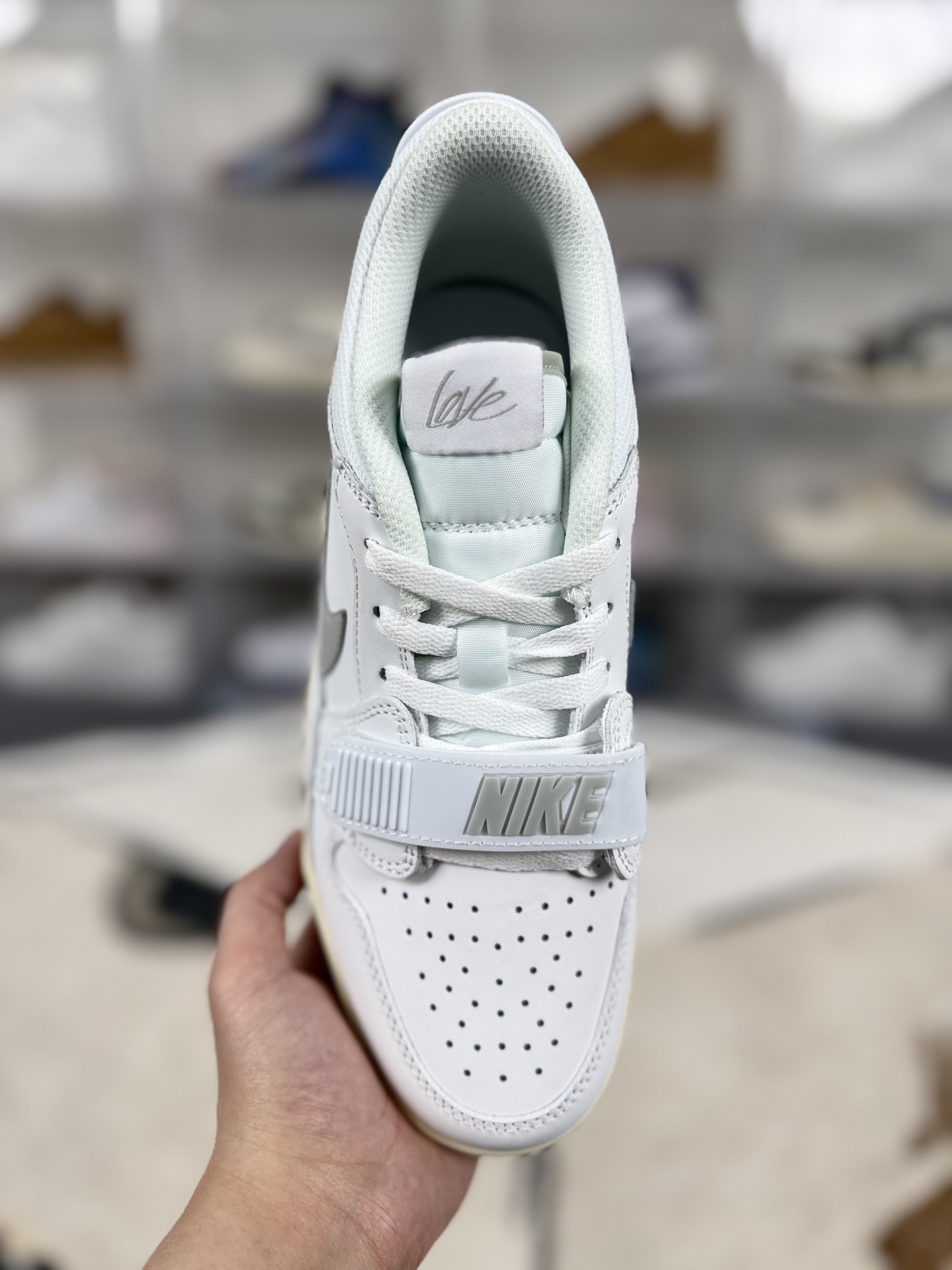 💰200   
Jordan Legacy 312 Low 皮革 运动舒适 防滑减震 低帮篮球鞋 白银 AJ312
▪️尺码：36-46（36 36.5 37.5 38 38.5 39 40 40.5 41 42 42.5 43 44 44.5 45 46）
▪️货号：HJ3483-101
▪️2018年，Air Jordan Legacy 312第一次出现，就拥有了极大的热度，直至今日，Jordan Legacy 312再次迎来了全新配色。Air Jordan Legacy 312由Air Jordan品牌联合街头潮流设计师Don C共同打造。汇集Air Jordan1、Air Jordan3和Alpha Force II ，三个经典鞋款的标志性细节，来诉说对家乡芝加哥的留恋，312也正是芝加哥的区号。