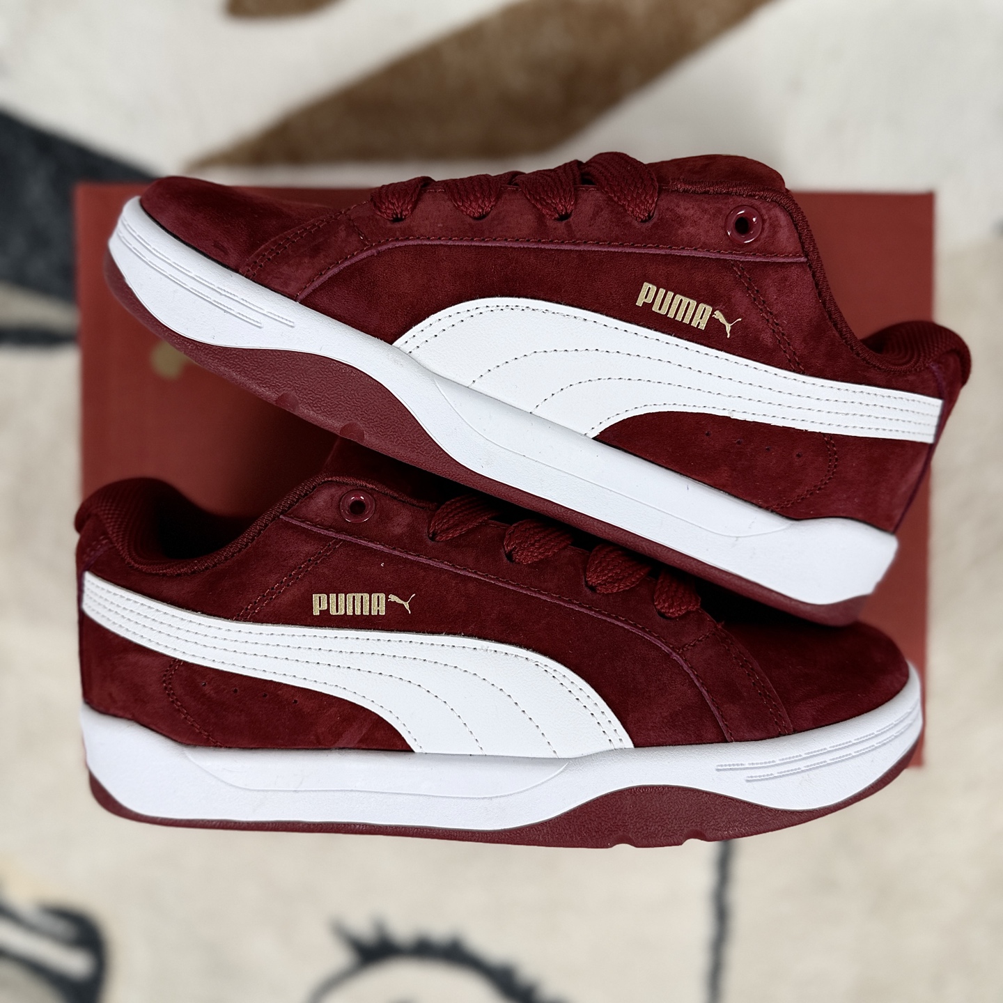 💰180   
PUMA彪马 Park Lifestyle Easy SD 马年新年款 百搭舒适 减震轻便透气 低帮 板鞋 男女同款 红白色
▪️尺码：35.5-45（35.5 36 36.5 37 37.5 38 38.5 39 40 40.5 41 42 42.5 43 44 45）
▪️货号：400707-26
▪️Puma Park Lifestyle系列板鞋是该品牌旗下备受瞩目的经典鞋款，融合了时尚设计与舒适性能，适合多种场合穿着。鞋面常采用纹理磨毛皮革或优质面料，如Park Lifestyle Raw款式的棕色皮革鞋面，质感细腻，兼具复古韵味与街头活力。生胶大底设计，提供良好的抓地力和舒适脚感，适合日常行走与轻度运动。鞋侧的凸耳设计或加厚鞋边，增强了对脚部的包裹性，如Park Lifestyle OG款式的&ldquo;章鱼触手&rdquo;凸耳设计，提升了穿着的舒适度。整体设计注重轻量化，适合长时间穿着，无论是日常出街还是运动休闲都能轻松驾驭。搭配牛仔裤、休闲裤或短裙等，轻松打造简约时尚的造型，如奶茶色板鞋搭配白色小短袜，能拉满穿搭松弛感。