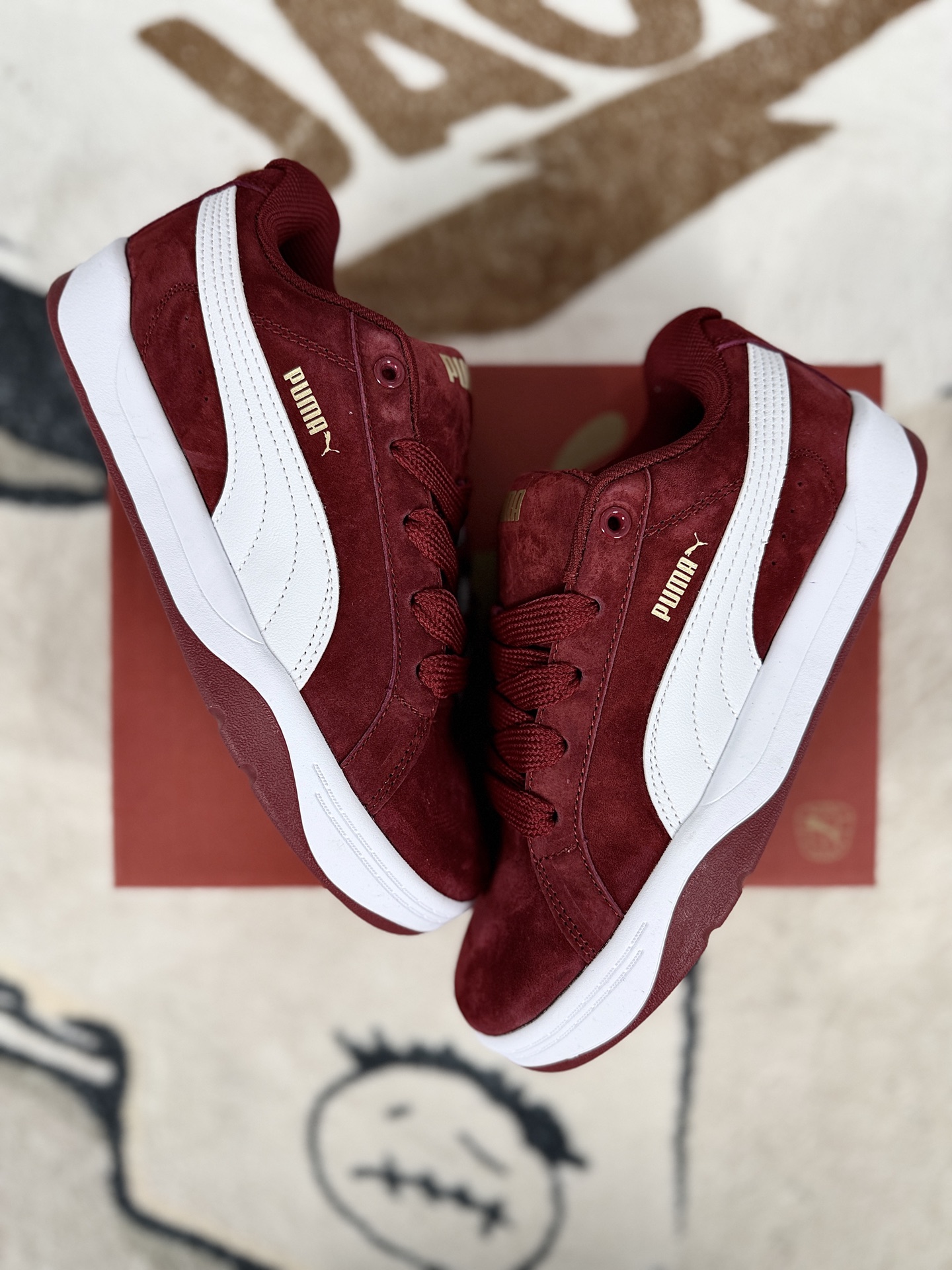 💰180   
PUMA彪马 Park Lifestyle Easy SD 马年新年款 百搭舒适 减震轻便透气 低帮 板鞋 男女同款 红白色
▪️尺码：35.5-45（35.5 36 36.5 37 37.5 38 38.5 39 40 40.5 41 42 42.5 43 44 45）
▪️货号：400707-26
▪️Puma Park Lifestyle系列板鞋是该品牌旗下备受瞩目的经典鞋款，融合了时尚设计与舒适性能，适合多种场合穿着。鞋面常采用纹理磨毛皮革或优质面料，如Park Lifestyle Raw款式的棕色皮革鞋面，质感细腻，兼具复古韵味与街头活力。生胶大底设计，提供良好的抓地力和舒适脚感，适合日常行走与轻度运动。鞋侧的凸耳设计或加厚鞋边，增强了对脚部的包裹性，如Park Lifestyle OG款式的&ldquo;章鱼触手&rdquo;凸耳设计，提升了穿着的舒适度。整体设计注重轻量化，适合长时间穿着，无论是日常出街还是运动休闲都能轻松驾驭。搭配牛仔裤、休闲裤或短裙等，轻松打造简约时尚的造型，如奶茶色板鞋搭配白色小短袜，能拉满穿搭松弛感。