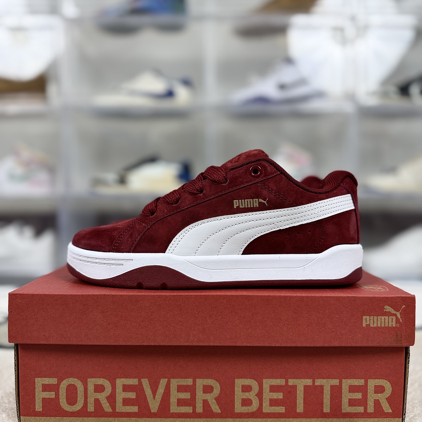 💰180   
PUMA彪马 Park Lifestyle Easy SD 马年新年款 百搭舒适 减震轻便透气 低帮 板鞋 男女同款 红白色
▪️尺码：35.5-45（35.5 36 36.5 37 37.5 38 38.5 39 40 40.5 41 42 42.5 43 44 45）
▪️货号：400707-26
▪️Puma Park Lifestyle系列板鞋是该品牌旗下备受瞩目的经典鞋款，融合了时尚设计与舒适性能，适合多种场合穿着。鞋面常采用纹理磨毛皮革或优质面料，如Park Lifestyle Raw款式的棕色皮革鞋面，质感细腻，兼具复古韵味与街头活力。生胶大底设计，提供良好的抓地力和舒适脚感，适合日常行走与轻度运动。鞋侧的凸耳设计或加厚鞋边，增强了对脚部的包裹性，如Park Lifestyle OG款式的&ldquo;章鱼触手&rdquo;凸耳设计，提升了穿着的舒适度。整体设计注重轻量化，适合长时间穿着，无论是日常出街还是运动休闲都能轻松驾驭。搭配牛仔裤、休闲裤或短裙等，轻松打造简约时尚的造型，如奶茶色板鞋搭配白色小短袜，能拉满穿搭松弛感。