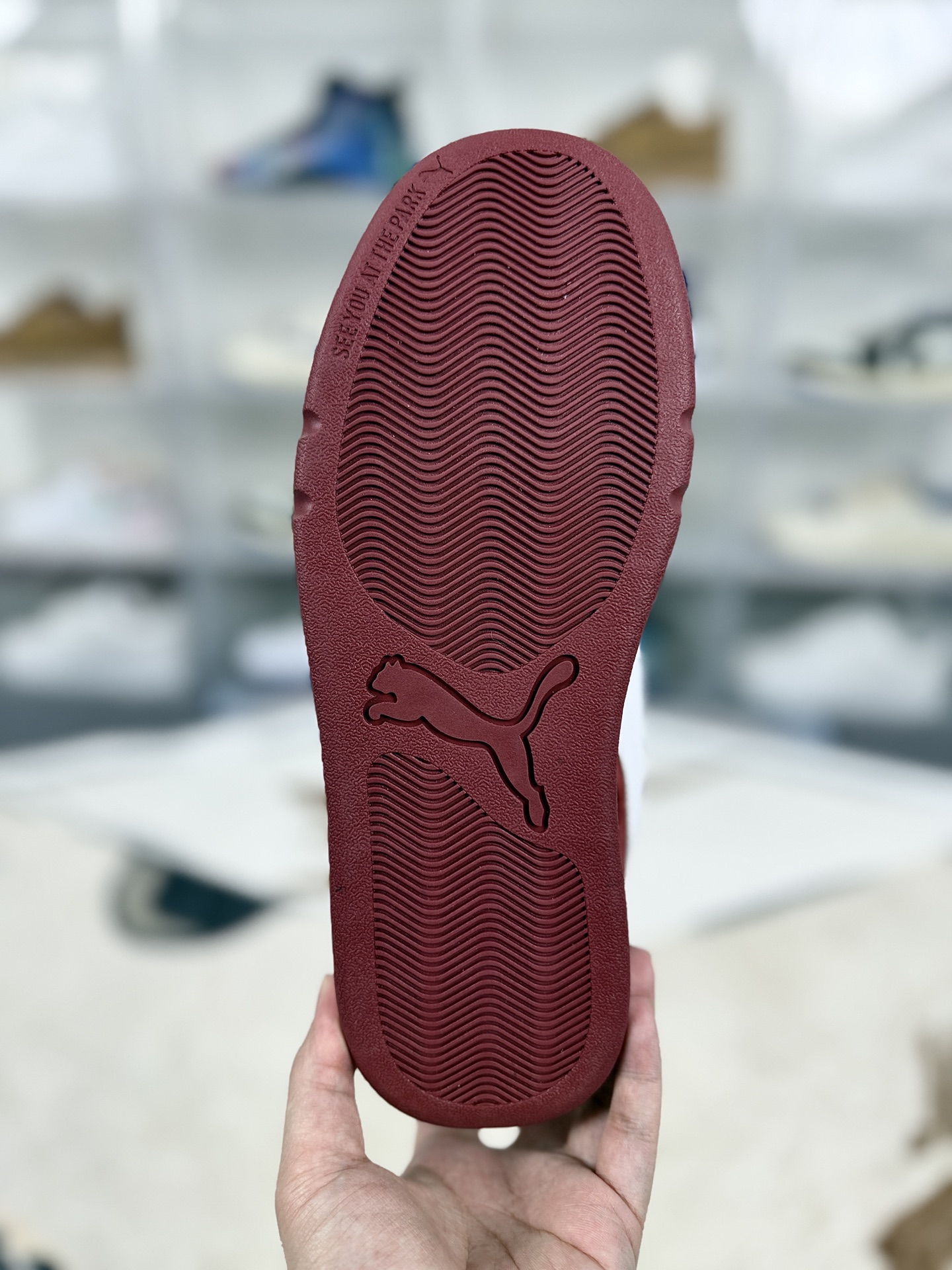 💰180   
PUMA彪马 Park Lifestyle Easy SD 马年新年款 百搭舒适 减震轻便透气 低帮 板鞋 男女同款 红白色
▪️尺码：35.5-45（35.5 36 36.5 37 37.5 38 38.5 39 40 40.5 41 42 42.5 43 44 45）
▪️货号：400707-26
▪️Puma Park Lifestyle系列板鞋是该品牌旗下备受瞩目的经典鞋款，融合了时尚设计与舒适性能，适合多种场合穿着。鞋面常采用纹理磨毛皮革或优质面料，如Park Lifestyle Raw款式的棕色皮革鞋面，质感细腻，兼具复古韵味与街头活力。生胶大底设计，提供良好的抓地力和舒适脚感，适合日常行走与轻度运动。鞋侧的凸耳设计或加厚鞋边，增强了对脚部的包裹性，如Park Lifestyle OG款式的&ldquo;章鱼触手&rdquo;凸耳设计，提升了穿着的舒适度。整体设计注重轻量化，适合长时间穿着，无论是日常出街还是运动休闲都能轻松驾驭。搭配牛仔裤、休闲裤或短裙等，轻松打造简约时尚的造型，如奶茶色板鞋搭配白色小短袜，能拉满穿搭松弛感。