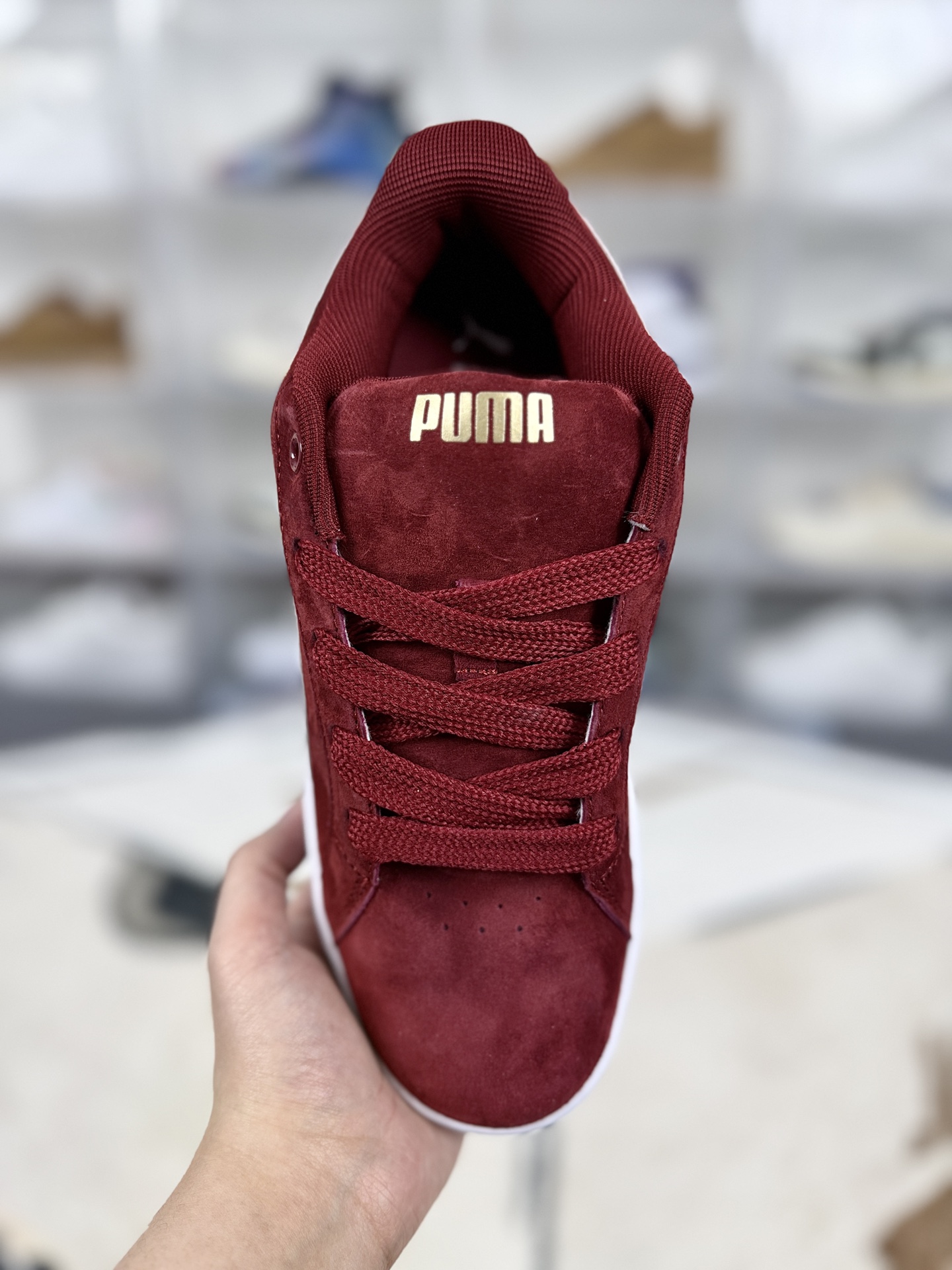 💰180   
PUMA彪马 Park Lifestyle Easy SD 马年新年款 百搭舒适 减震轻便透气 低帮 板鞋 男女同款 红白色
▪️尺码：35.5-45（35.5 36 36.5 37 37.5 38 38.5 39 40 40.5 41 42 42.5 43 44 45）
▪️货号：400707-26
▪️Puma Park Lifestyle系列板鞋是该品牌旗下备受瞩目的经典鞋款，融合了时尚设计与舒适性能，适合多种场合穿着。鞋面常采用纹理磨毛皮革或优质面料，如Park Lifestyle Raw款式的棕色皮革鞋面，质感细腻，兼具复古韵味与街头活力。生胶大底设计，提供良好的抓地力和舒适脚感，适合日常行走与轻度运动。鞋侧的凸耳设计或加厚鞋边，增强了对脚部的包裹性，如Park Lifestyle OG款式的&ldquo;章鱼触手&rdquo;凸耳设计，提升了穿着的舒适度。整体设计注重轻量化，适合长时间穿着，无论是日常出街还是运动休闲都能轻松驾驭。搭配牛仔裤、休闲裤或短裙等，轻松打造简约时尚的造型，如奶茶色板鞋搭配白色小短袜，能拉满穿搭松弛感。