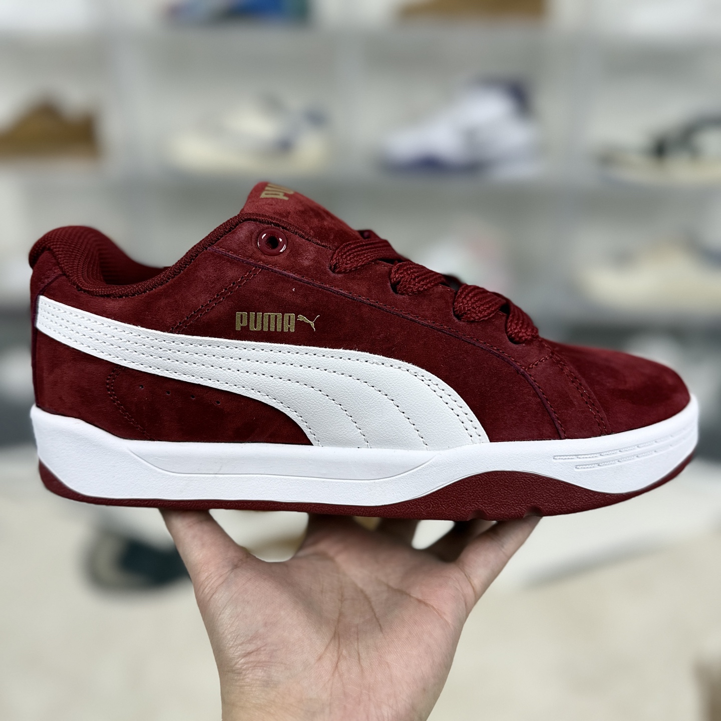 💰180   
PUMA彪马 Park Lifestyle Easy SD 马年新年款 百搭舒适 减震轻便透气 低帮 板鞋 男女同款 红白色
▪️尺码：35.5-45（35.5 36 36.5 37 37.5 38 38.5 39 40 40.5 41 42 42.5 43 44 45）
▪️货号：400707-26
▪️Puma Park Lifestyle系列板鞋是该品牌旗下备受瞩目的经典鞋款，融合了时尚设计与舒适性能，适合多种场合穿着。鞋面常采用纹理磨毛皮革或优质面料，如Park Lifestyle Raw款式的棕色皮革鞋面，质感细腻，兼具复古韵味与街头活力。生胶大底设计，提供良好的抓地力和舒适脚感，适合日常行走与轻度运动。鞋侧的凸耳设计或加厚鞋边，增强了对脚部的包裹性，如Park Lifestyle OG款式的&ldquo;章鱼触手&rdquo;凸耳设计，提升了穿着的舒适度。整体设计注重轻量化，适合长时间穿着，无论是日常出街还是运动休闲都能轻松驾驭。搭配牛仔裤、休闲裤或短裙等，轻松打造简约时尚的造型，如奶茶色板鞋搭配白色小短袜，能拉满穿搭松弛感。