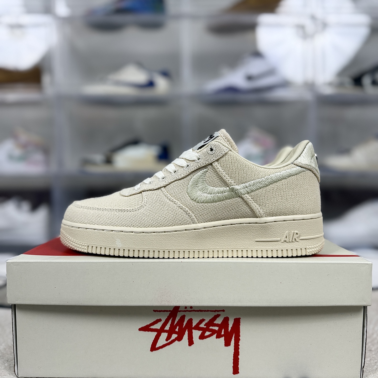 💰220   
Stussy x Nike Air Force 1 Low 低帮 板鞋 男女同款 米白 空军
▪️尺码：36-46（36 36.5 37.5 38 38.5 39 40 40.5 41 42 42.5 43 44 44.5 45 46）
▪️货号：CZ9084-200
▪️Stussy 和 Nike 再度联手，于 2020年末推出全新联名系列，其中最受瞩目的当属该 Air Force 1。经典的 AF1 由 Stuissy 匠心演绎，以全黑配色呈现的同时采用了经久耐穿的麻类材质；鞋头饰有低调的 Stussy 品牌 logo 刺绣，而鞋面品牌标志和后跟标签同样以此效果呈现；后方则以独特的金属配件点缀，尽显耀眼光泽；此外，经过重塑的World Tour 鞋舌标签，无疑诠释出街头穿搭包含的无穷魅力，更印证了两大品牌遍及全球的非凡影响力。