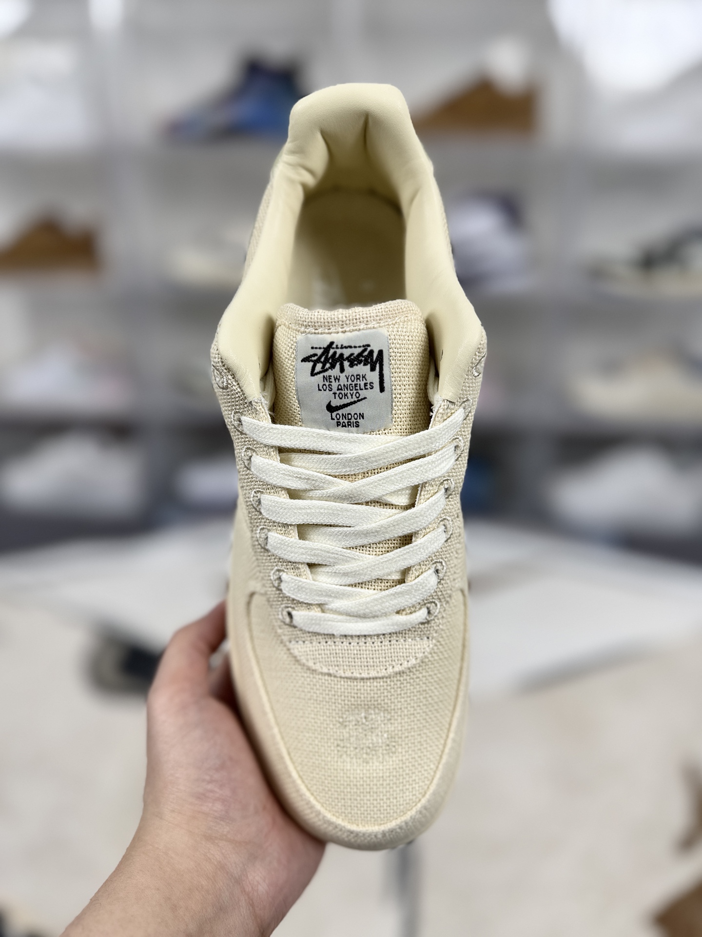 💰220   
Stussy x Nike Air Force 1 Low 低帮 板鞋 男女同款 米白 空军
▪️尺码：36-46（36 36.5 37.5 38 38.5 39 40 40.5 41 42 42.5 43 44 44.5 45 46）
▪️货号：CZ9084-200
▪️Stussy 和 Nike 再度联手，于 2020年末推出全新联名系列，其中最受瞩目的当属该 Air Force 1。经典的 AF1 由 Stuissy 匠心演绎，以全黑配色呈现的同时采用了经久耐穿的麻类材质；鞋头饰有低调的 Stussy 品牌 logo 刺绣，而鞋面品牌标志和后跟标签同样以此效果呈现；后方则以独特的金属配件点缀，尽显耀眼光泽；此外，经过重塑的World Tour 鞋舌标签，无疑诠释出街头穿搭包含的无穷魅力，更印证了两大品牌遍及全球的非凡影响力。