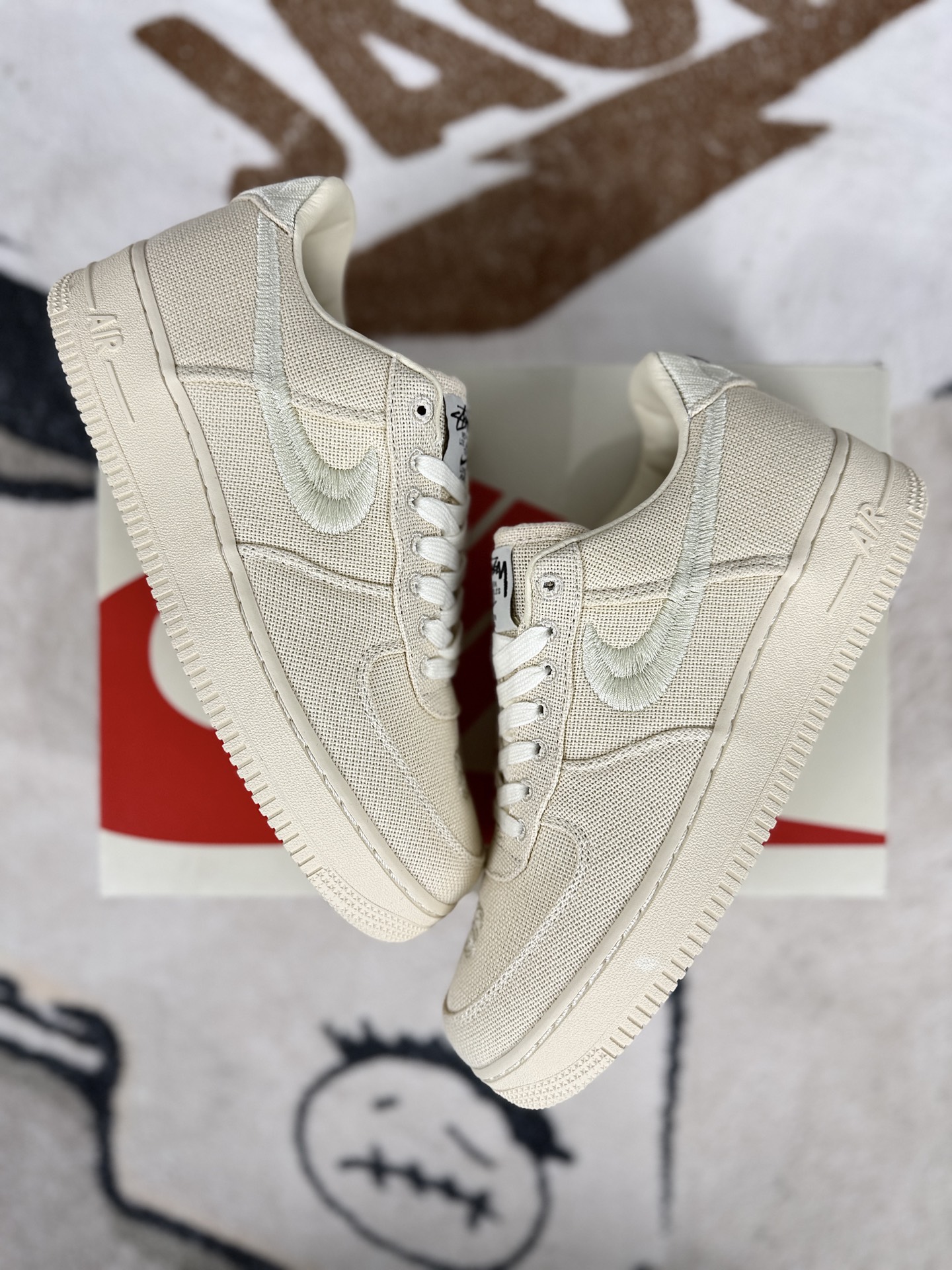 💰220   
Stussy x Nike Air Force 1 Low 低帮 板鞋 男女同款 米白 空军
▪️尺码：36-46（36 36.5 37.5 38 38.5 39 40 40.5 41 42 42.5 43 44 44.5 45 46）
▪️货号：CZ9084-200
▪️Stussy 和 Nike 再度联手，于 2020年末推出全新联名系列，其中最受瞩目的当属该 Air Force 1。经典的 AF1 由 Stuissy 匠心演绎，以全黑配色呈现的同时采用了经久耐穿的麻类材质；鞋头饰有低调的 Stussy 品牌 logo 刺绣，而鞋面品牌标志和后跟标签同样以此效果呈现；后方则以独特的金属配件点缀，尽显耀眼光泽；此外，经过重塑的World Tour 鞋舌标签，无疑诠释出街头穿搭包含的无穷魅力，更印证了两大品牌遍及全球的非凡影响力。