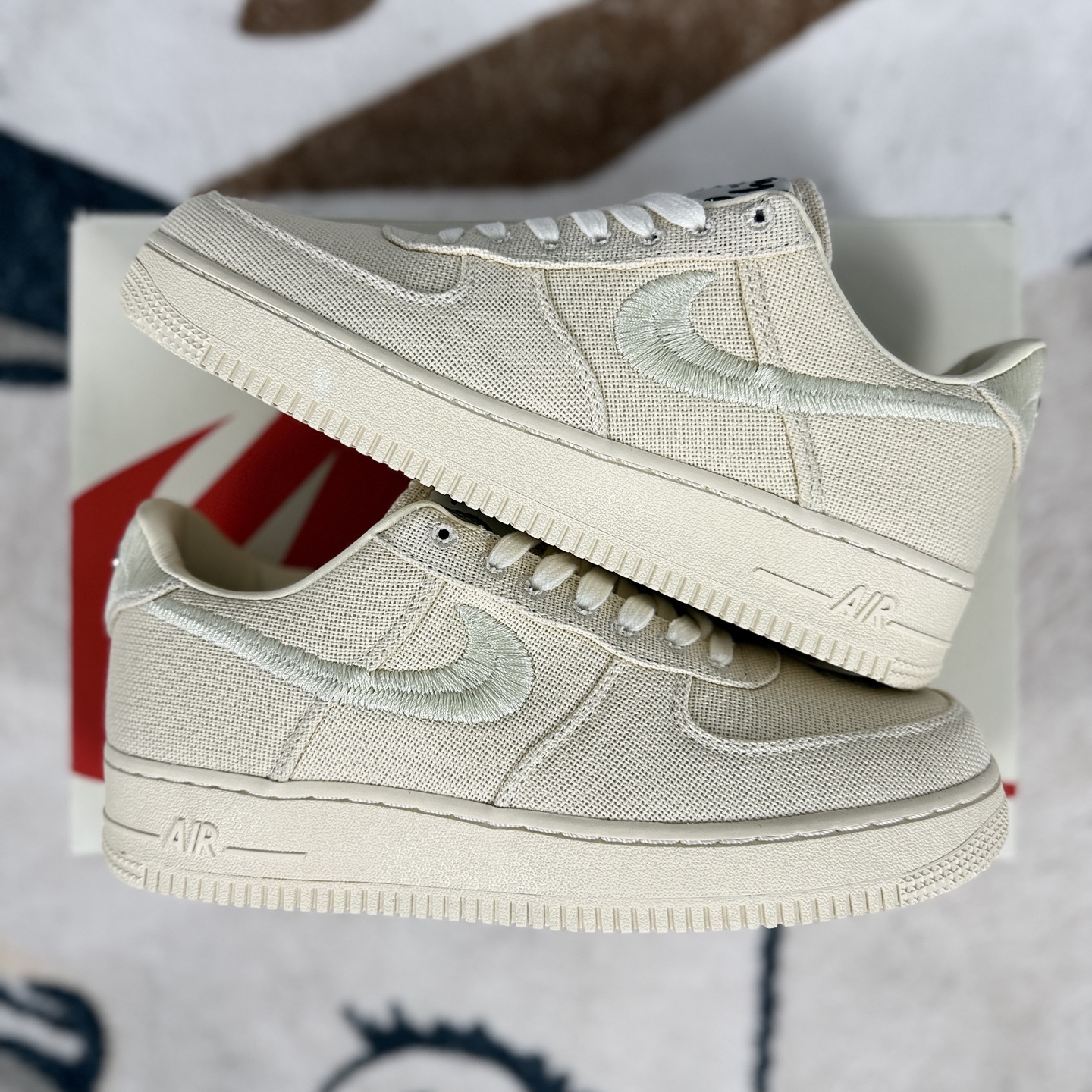 💰220   
Stussy x Nike Air Force 1 Low 低帮 板鞋 男女同款 米白 空军
▪️尺码：36-46（36 36.5 37.5 38 38.5 39 40 40.5 41 42 42.5 43 44 44.5 45 46）
▪️货号：CZ9084-200
▪️Stussy 和 Nike 再度联手，于 2020年末推出全新联名系列，其中最受瞩目的当属该 Air Force 1。经典的 AF1 由 Stuissy 匠心演绎，以全黑配色呈现的同时采用了经久耐穿的麻类材质；鞋头饰有低调的 Stussy 品牌 logo 刺绣，而鞋面品牌标志和后跟标签同样以此效果呈现；后方则以独特的金属配件点缀，尽显耀眼光泽；此外，经过重塑的World Tour 鞋舌标签，无疑诠释出街头穿搭包含的无穷魅力，更印证了两大品牌遍及全球的非凡影响力。