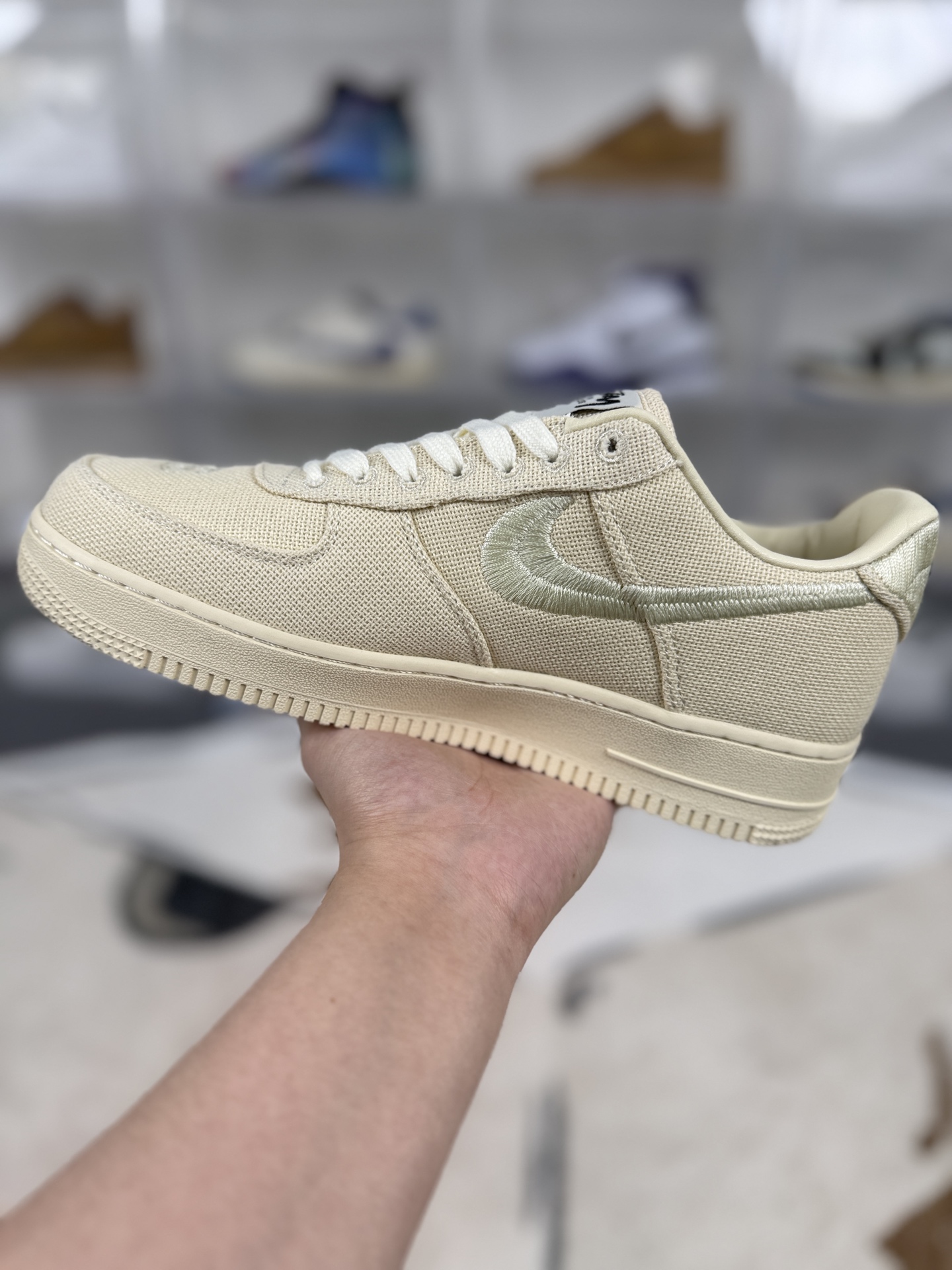 💰220   
Stussy x Nike Air Force 1 Low 低帮 板鞋 男女同款 米白 空军
▪️尺码：36-46（36 36.5 37.5 38 38.5 39 40 40.5 41 42 42.5 43 44 44.5 45 46）
▪️货号：CZ9084-200
▪️Stussy 和 Nike 再度联手，于 2020年末推出全新联名系列，其中最受瞩目的当属该 Air Force 1。经典的 AF1 由 Stuissy 匠心演绎，以全黑配色呈现的同时采用了经久耐穿的麻类材质；鞋头饰有低调的 Stussy 品牌 logo 刺绣，而鞋面品牌标志和后跟标签同样以此效果呈现；后方则以独特的金属配件点缀，尽显耀眼光泽；此外，经过重塑的World Tour 鞋舌标签，无疑诠释出街头穿搭包含的无穷魅力，更印证了两大品牌遍及全球的非凡影响力。