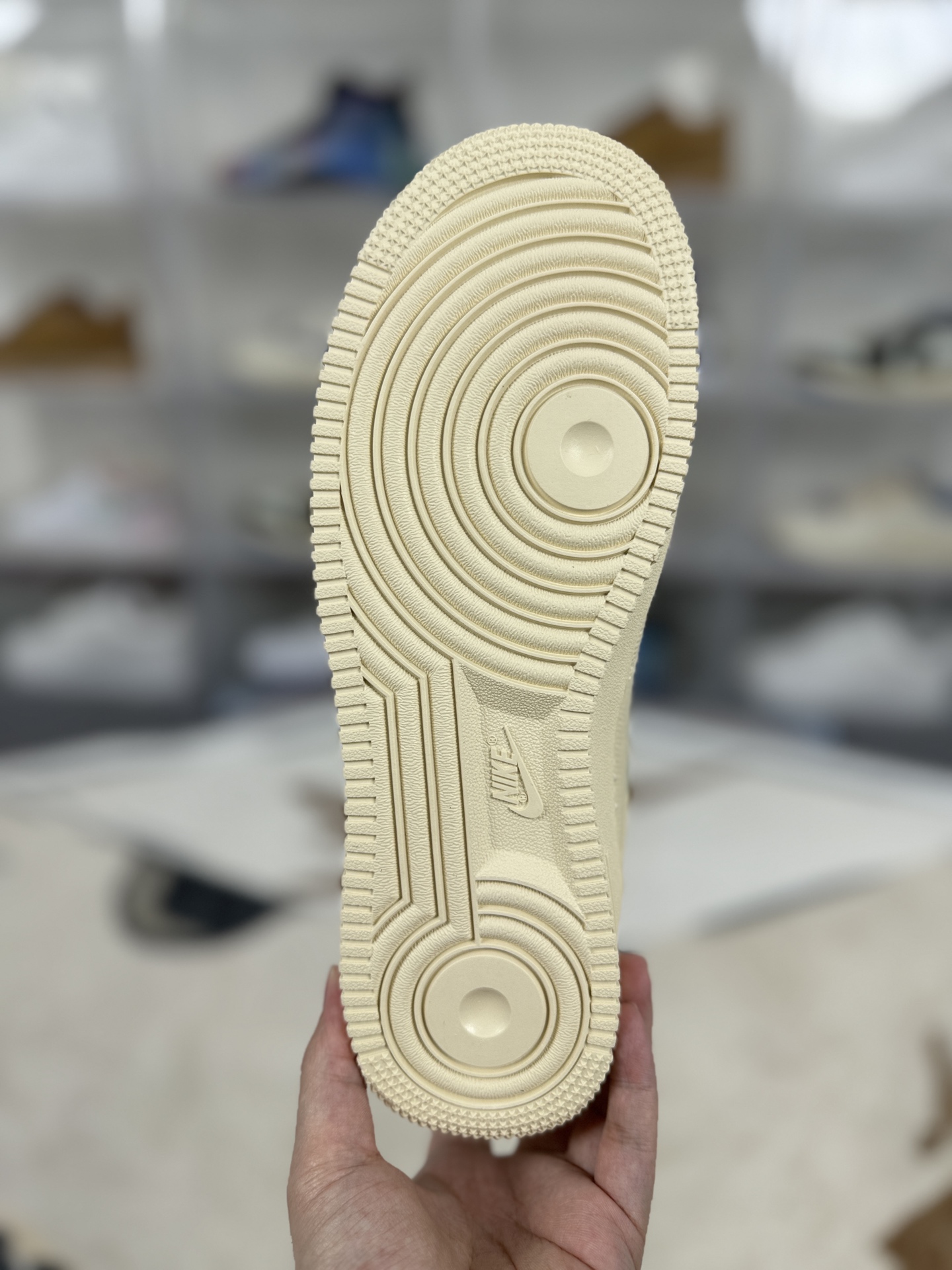 💰220   
Stussy x Nike Air Force 1 Low 低帮 板鞋 男女同款 米白 空军
▪️尺码：36-46（36 36.5 37.5 38 38.5 39 40 40.5 41 42 42.5 43 44 44.5 45 46）
▪️货号：CZ9084-200
▪️Stussy 和 Nike 再度联手，于 2020年末推出全新联名系列，其中最受瞩目的当属该 Air Force 1。经典的 AF1 由 Stuissy 匠心演绎，以全黑配色呈现的同时采用了经久耐穿的麻类材质；鞋头饰有低调的 Stussy 品牌 logo 刺绣，而鞋面品牌标志和后跟标签同样以此效果呈现；后方则以独特的金属配件点缀，尽显耀眼光泽；此外，经过重塑的World Tour 鞋舌标签，无疑诠释出街头穿搭包含的无穷魅力，更印证了两大品牌遍及全球的非凡影响力。